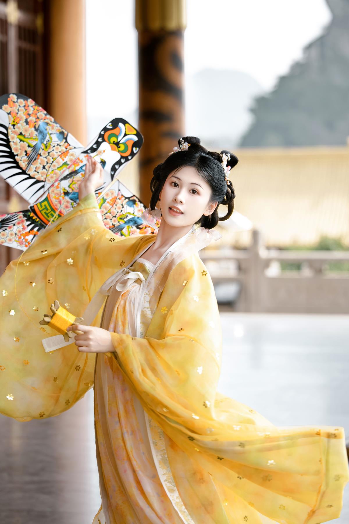 春日唐风绘纸鸢，衣袂蹁跹舞生机