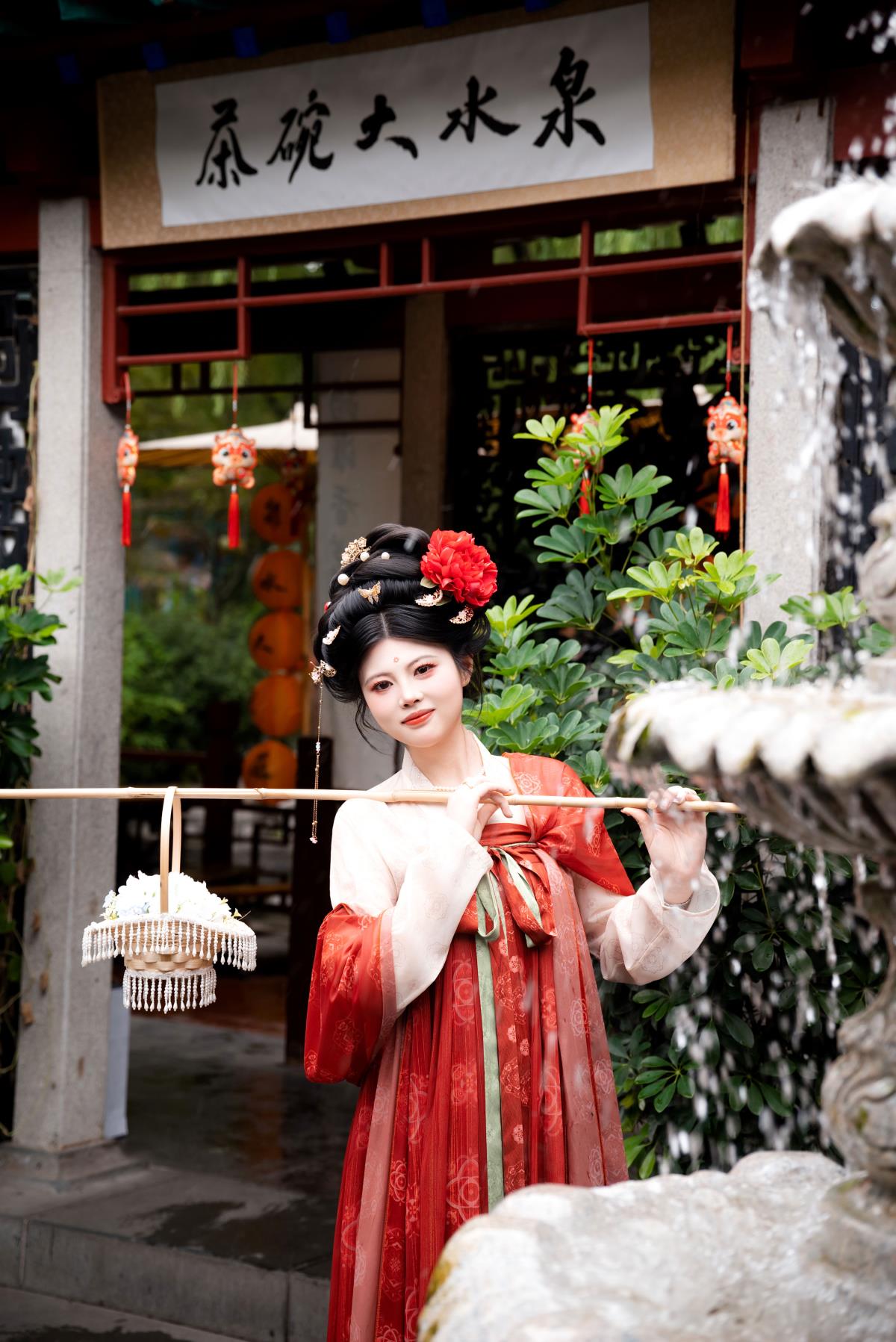 《艺语图韵中的趵突泉：古风唐风交织的园林画卷》