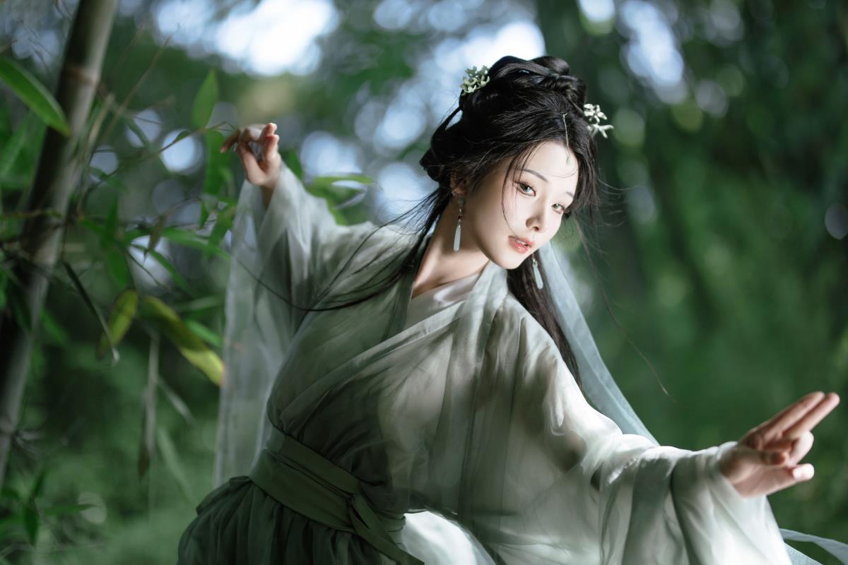 《寒阙剑主：竹林间的清冷师姐》 解析：将“寒阙剑主”作为核心，突出师姐的身份，“竹林间”营造出古风的意境氛围，体现清冷师姐置身竹林的画面感，符合富有意境和文艺向风格的要求 。 也可以是《竹林清冷处，寒阙剑主立云巅 》，强调师姐在竹林清冷环境中站于云阶之巅的形象，突出清冷气质与独特场景。 或者《清冷师姐执剑，霜华簪映竹林》 ，展现师姐执剑、发间银簪以及竹林的整体意境 。 还能是《寒阙剑主：竹林霜色绽锋芒》 ，结合霜色的银簪和在竹林中展现的锋芒，突出师姐的特点 。