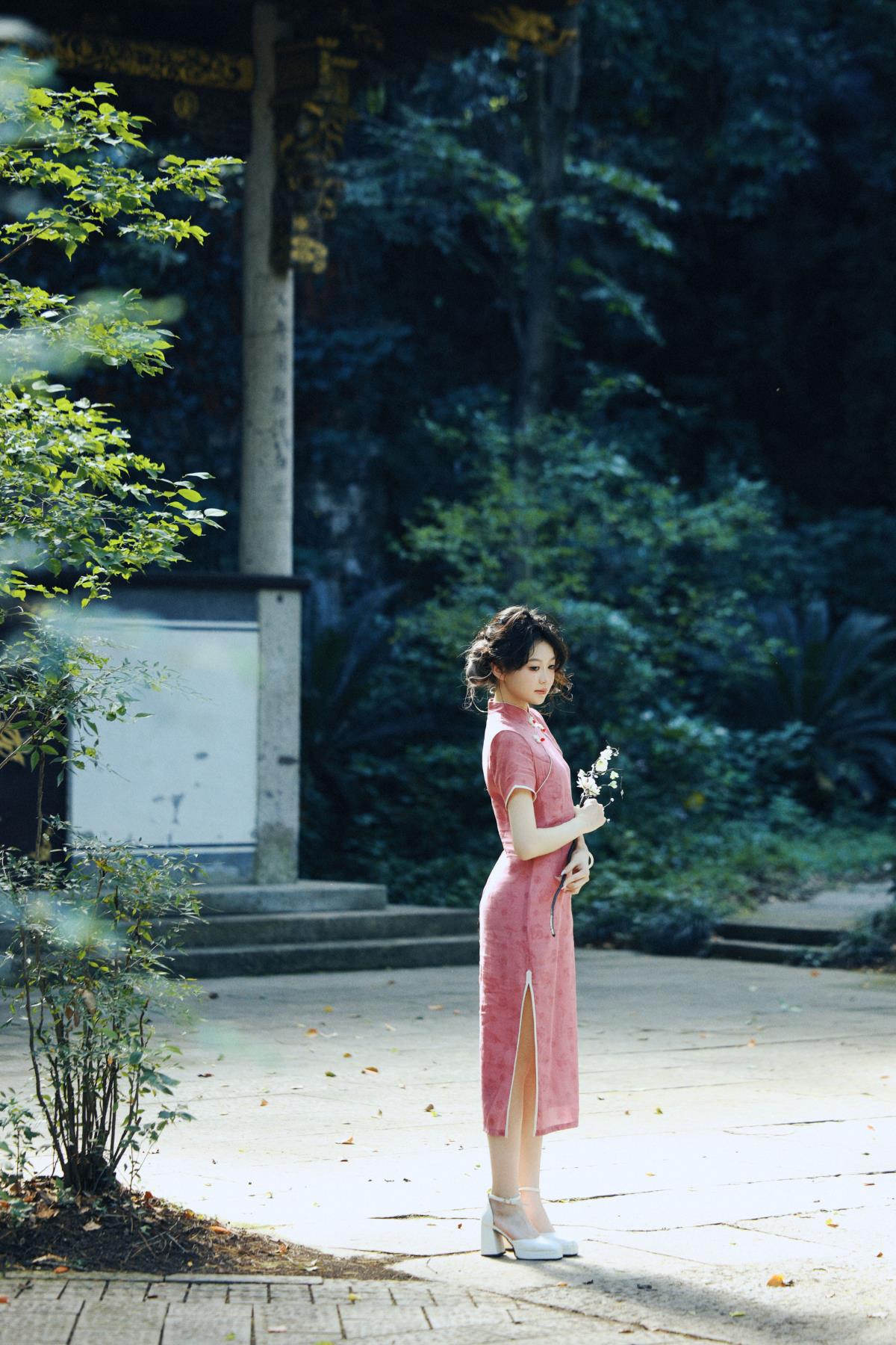 《光影下的江南旗袍美人，邂逅府山公园的一抹绿色光阴》 （需注意，按照提取信息生成的标题可能有多种形式，此仅为一种示例，你可根据实际需求调整，若要严格按照提取信息生成特定标题，可改为：《府山公园光影处：旗袍美人与绿色光阴共舞》 ）