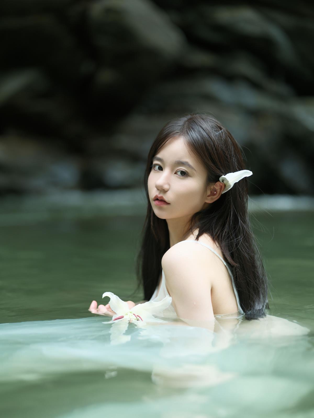 水中的奥菲莉亚：情绪与意境交织的油画之美