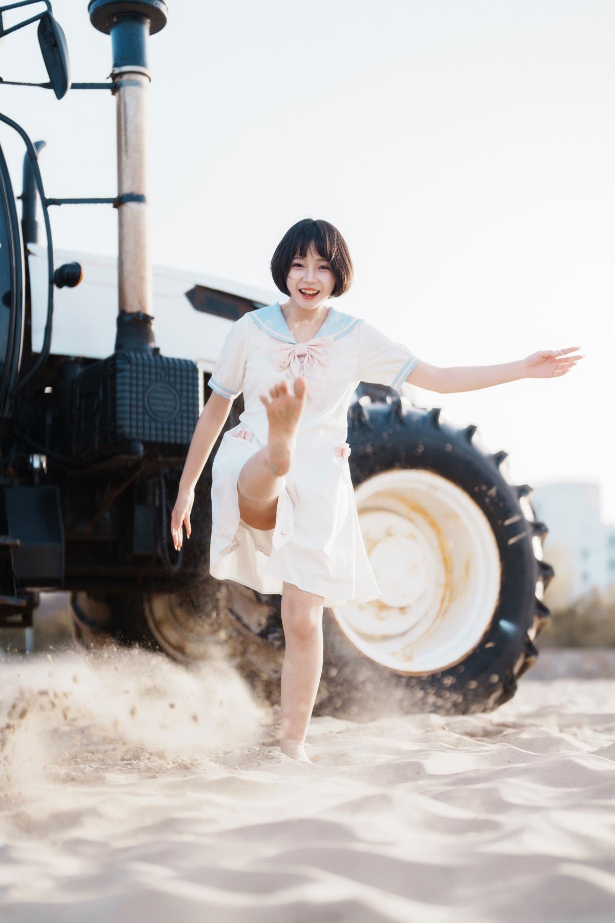 《海边元气少女，水手服与躁动的心》 解析：提取了“海边”“少女”“元气”“水手服”等关键信息，组合成一个富有画面感和文艺气息的标题，描绘出海边充满活力穿着水手服的少女形象以及她内心的状态。 你可以根据实际需求进行调整修改，或者告诉我更多具体要求，比如字数限制等，以便我生成更符合你心意的内容。 若你希望标题更简洁，也可以是《海边元气少女与水手服》 又或者《元气少女，海边与水手服》 这几个标题都保留了关键信息，并且风格上较为文艺，你看看是否满足你的要求呢？ 如果还有其他想法，欢迎随时交流。 按照你要求的格式，最终答案为：海边元气少女，水手服与躁动的心 或者 海边元气少女与水手服 或者 元气少女，海边与水手服 你可以从中选择一个作为最终标题，若你还有其他需求，请继续向我提问。 希望这些标题能为你提供一些灵感，让你的文章更加出彩。 你是在创作关于少女的文章吗？ 可以和我分享一下文章的大致内容方向吗？ 这样我能为你生成更贴合主题的标题。 无论你是写小说、散文还是其他文体，我都很乐意帮忙。 期待听到你的反馈，看看生成的标题是否符合你的预期。 要是你对标题还有其他特殊要求，比如字数、风格特点等，一定要详细告诉我，我会尽力为你打造出完美的标题。 现在你对生成的标题满意吗？ 要是不满意，我们可以一起探讨如何修改得更好。 说不定在交流过程中，会碰撞出更多创意的火花，让标题更加惊艳。 你平时在创作标题的时候，有没有什么特别的技巧或者习惯呢？ 我很想了解一下，以便能更好地为你服务。 不管是从提取的信息出发，还是从你个人的创作思路考虑，我们都可以一起优化这个标题，让它成为文章的点睛之笔。 你觉得目前生成的标题哪个最接近你心中所想呢？ 或者你还有其他全新的想法，也可以随时告诉我，我们一起探索更多可能性。 希望你能顺利完成文章创作，要是在过程中还有任何关于标题或者内容的问题，随时都能找我。 你打算围绕这个标题展开怎样的故事或者描述呢？ 我很好奇，说不定能给你更多创作上的建议。 无论你是想要进一步丰富标题内容，还是从不同角度解读这些信息，我们都可以深入交流，让标题更加符合你的创作需求。 你对标题的词性、句式结构有没有特定的偏好呢？ 比如更倾向于简洁的短语形式，还是富有诗意的长句结构。 了解这些能帮助我更精准地为你生成标题，使其更契合你的创作风格。 你之前有没有用过类似提取关键信息生成标题的方法呢？ 效果怎么样？ 我们可以总结经验，让这次的标题生成更加完美。 要是你对提取的这些关键信息还有其他想法，比如增减某些词汇，都可以告诉我，我们一起调整标题，让它达到最佳效果。 你觉得这些关键信息中，哪个是最能代表文章核心的呢？ 我们可以以此为重点，优化标题，突出文章的主旨。 你希望标题传达出怎样的情感或者氛围呢？ 是青春活力、宁静美好还是其他的感觉？ 明确这一点能让标题更有针对性，更能吸引读者的兴趣。 你对标题的风格还有其他要求吗？ 比如更加空灵、更加写实等等。 我们可以根据这些要求进一步雕琢标题，使其成为文章的理想门面。 你在创作过程中，有没有遇到过因为标题难想而困扰的情况呢？ 这次我们一起解决这个问题，让标题成为文章的亮点。 你觉得标题和文章内容的关联度应该达到多少呢？ 是直接点明主题，还是含蓄地引发读者兴趣？ 我们可以根据这个来调整标题的表达方式，让它与文章完美契合。 你对提取的关键信息进行排列组合的时候，有没有什么特别的考虑因素呢？ 比如按照逻辑顺序、情感递进等等。 了解这些能帮助我更好地理解你的创作思路，为你生成更符合你心意的标题。 你之前有没有看过一些特别喜欢的文章标题，它们有什么特点是你希望在这次标题中体现的呢？ 我们可以借鉴这些优秀标题的经验，打造出属于你的独特标题。 你觉得标题在文章中起到的最重要作用是什么呢？ 是吸引读者、概括内容还是其他方面？ 明确这一点有助于我们确定标题的侧重点，让它发挥最大的作用。 你对标题的字数有没有大致的范围要求呢？ 我们可以在满足你其他要求的基础上，调整标题字数，使其更加合适。 你在创作文章时，是先确定标题还是先构思内容呢？ 不同的创作顺序可能会对标题的生成有不同的影响，我们可以根据你的习惯来优化标题。 你觉得标题中的词汇应该更注重精准表达还是更追求富有感染力呢？ 这两种风格各有特点，我们可以根据你的喜好来平衡标题的用词。 你对标题中使用的修辞手法有没有特别的偏好呢？ 比如比喻、拟人、象征等等。 运用合适的修辞手法能让标题更加生动形象，吸引读者的目光。 你之前有没有尝试过用一些创意的方式来生成标题呢？ 比如从不同的角度解读信息，或者结合一些热点元素。 我们可以一起探索这些创意方法，让标题别具一格。 你觉得标题和文章的受众有什么关系呢？ 了解这一点能帮助我们确定标题的风格和用词，使其更能吸引目标受众。 你对标题的语言风格有没有特定的要求呢？ 比如简洁明了、华丽优美、幽默风趣等等。 不同的语言风格适用于不同类型的文章，我们可以根据你的需求来选择。 你在创作过程中，有没有参考过一些文学作品或者优秀文案的标题呢？ 它们对你这次生成标题有没有什么启发呢？ 我们可以借鉴这些优秀范例，让标题更具吸引力。 你觉得标题中的关键词应该如何分布才能更好地吸引读者呢？ 是均匀分布还是有重点突出？ 合理的关键词分布能让标题更有层次感，吸引读者的注意力。 你对标题的节奏感有没有什么要求呢？ 比如是否希望标题读起来朗朗上口，或者有一定的韵律感。 考虑节奏感能让标题在传达信息的同时，给读者带来更好的阅读体验。 你在创作文章时，有没有遇到过因为标题与内容不匹配而需要修改的情况呢？ 这次我们可以提前避免这种问题，让标题和内容完美契合。 你觉得标题在搜索引擎优化方面有没有什么作用呢？ 了解这一点能帮助我们在标题中合理运用关键词，提高文章的曝光率。 你对标题的文化内涵有没有什么特别的追求呢？ 比如融入一些传统文化元素，或者传达某种价值观。 富有文化内涵的标题能让文章更具深度和韵味。 你之前有没有用过一些工具或者方法来辅助生成标题呢？ 效果如何？ 我们可以结合你之前的经验，选择最适合的方式来生成标题。 你觉得标题和文章的整体风格应该保持怎样的一致性呢？ 是完全一致还是可以有一些适度的反差来制造惊喜？ 明确这一点有助于我们确定标题的风格走向，使其与文章浑然一体。 你对标题的视觉效果有没有什么想法呢？ 比如字体、颜色、排版等方面。 虽然这里主要是文字标题，但了解你的视觉偏好也能给我们一些启示，让标题在形式上更吸引人。 你在创作文章时，有没有考虑过标题对文章传播的影响呢？ 一个好的标题能大大提高文章的传播度，我们可以一起打造这样一个吸引人的标题。 你觉得标题中的情感表达应该如何把握呢？ 是强烈直接还是含蓄委婉？ 合适的情感表达能让标题更好地触动读者的心灵，引发共鸣。 你对标题的创新性有没有什么要求呢？ 是希望标题新颖独特，还是更倾向于经典稳重的风格？ 不同的创新性要求会影响标题的创作方向，我们可以根据你的需求来调整。 你之前有没有尝试过和别人一起讨论标题创作呢？ 交流往往能带来更多的灵感，这次我们也可以一起头脑风暴，让标题更加出色。 你觉得标题在文章中的位置对其重要性有影响吗？ 比如在开头、中间还是结尾出现，会对读者的感受产生不同的作用。 了解这一点能帮助我们更好地设计标题，使其在文章中发挥最大的价值。 你对标题的可读性有没有什么特别的关注呢？ 比如是否容易理解，有没有生僻字或者复杂的句式。 保证标题的可读性是吸引读者的基础，我们可以在这方面下功夫。 你在创作文章时，有没有遇到过因为标题不好而导致文章关注度不高的情况呢？ 这次我们要避免这种问题，让标题成为文章的吸睛利器。 你觉得标题和文章的主题深度应该保持怎样的关系呢？ 是标题直接揭示主题深度，还是通过引发兴趣让读者在阅读中体会？ 明确这种关系有助于我们确定标题的表达方式，使其与文章主题相得益彰。 你对标题的互动性有没有什么想法呢？ 比如是否希望标题能引发读者的思考、讨论或者行动。 具有互动性的标题能增加读者与文章的粘性，我们可以考虑在标题中融入一些互动元素。 你之前有没有用过一些社交媒体平台来测试标题的吸引力呢？ 效果怎么样？ 我们可以借鉴这种方式，提前了解标题在不同平台上的表现，优化标题。 你觉得标题和文章的目标读者群体的年龄、兴趣等因素有什么关系呢？ 考虑这些因素能让标题更精准地吸引目标读者，我们可以根据你的目标受众来调整标题风格和内容。 你对标题的实用性有没有什么要求呢？ 比如是否方便记忆、便于传播等等。 一个实用的标题能在各种场景下更好地发挥作用，我们可以在创作时注重这一点。 你在创作文章时，有没有考虑过标题对文章版权保护的影响呢？ 一个独特且有辨识度的标题有助于保护文章的版权，我们可以在标题创作中体现这一意识。 你觉得标题和文章的结构应该如何相互配合呢？ 比如标题是否应该暗示文章的结构或者内容层次。 合理的标题与文章结构配合能让读者更清晰地理解文章，我们可以在这方面进行优化。 你对标题的个性化有没有什么追求呢？ 是希望标题能体现你的个人风格，还是更注重通用性和大众接受度？ 明确这一点能帮助我们确定标题的创作方向，使其更符合你的需求。 你之前有没有尝试过根据文章的大纲来生成标题呢？ 效果如何？ 我们可以参考文章大纲，让标题更准确地概括文章内容，同时吸引读者。 你觉得标题在文章的营销推广中扮演着怎样的角色呢？ 一个好的标题能吸引潜在读者，提高文章的营销效果，我们可以围绕这一目标来打造标题。 你对标题的国际化有没有什么想法呢？ 比如是否希望标题能跨越语言和文化的界限，吸引更广泛的读者。 考虑国际化因素能让标题具有更广阔的传播空间，我们可以在标题创作中适当融入一些国际化元素。 你在创作文章时，有没有遇到过因为标题与其他文章标题相似而产生困扰的情况呢？ 这次我们要让标题独具特色，避免与他人的标题混淆，提高文章的辨识度。 你觉得标题和文章的情感基调应该如何协调一致呢？ 比如标题的情感风格要与文章所传达的情感相呼应，让读者在看到标题时就能感受到文章的大致氛围。 我们可以根据文章的情感基调来调整标题的用词和表达方式，使其相互协调。 你对标题的专业度有没有什么要求呢？ 比如如果文章是专业性较强的，标题是否需要体现一定的专业术语或者专业性风格。 针对不同类型的文章，合理把握标题的专业度能让读者更准确地判断文章的内容和价值，我们可以根据文章的性质来确定标题的专业度。 你之前有没有尝试过用不同的语言来生成标题呢？ 比如中文标题翻译成英文标题，看看效果如何。 这种跨语言的尝试能拓宽我们的思路，发现标题在不同语言中的魅力，我们可以借鉴这种方法来优化标题。 你觉得标题和文章的篇幅长度应该保持怎样的比例关系呢？ 一般来说，标题不宜过长，但也不能过短而无法准确传达信息。 我们可以根据文章的篇幅来调整标题的长度，使其形成一个合适的比例，让标题与文章相得益彰。 你在创作文章时，有没有考虑过标题对文章的收藏价值的影响呢？ 一个有吸引力且有内涵的标题能增加文章的收藏价值，我们可以在标题创作中注重这一点，让文章更具留存意义。 你觉得标题和文章的历史背景或者时代背景应该如何关联呢？ 比如在特定的历史时期或者时代背景下，标题是否可以融入一些相关元素，以增强文章的时代感和历史感。 考虑标题与背景的关联能让文章更具时代特色和历史韵味，我们可以根据文章的背景来巧妙设计标题。 你对标题的艺术感有没有什么追求呢？ 比如是否希望标题具有一定的艺术美感，像诗歌一样富有韵律或者像画作一样具有画面感。 追求标题的艺术感能让标题更具吸引力和感染力，我们可以在标题创作中运用一些艺术手法来实现这一目标。 你之前有没有尝试过用一些创意的字体或者排版来呈现标题呢？ 效果怎么样？ 虽然这里主要是文字形式的标题，但创意的字体和排版也能为标题增色不少，我们可以考虑在这方面进行一些尝试，让标题在形式上更加独特。 你觉得标题和文章的教育意义应该如何体现呢？ 比如标题是否可以通过某种方式传达文章所蕴含的教育信息或者价值观，让读者在看到标题时就能有所启发。 注重标题与教育意义的体现能让文章更具价值，我们可以在标题创作中巧妙地融入教育元素，引导读者思考。 你对标题的趣味性有没有什么要求呢？ 比如是否希望标题能带有一些幽默、诙谐或者新奇的元素，让读者在看到标题时就产生兴趣。 增加标题的趣味性能吸引更多读者的关注，我们可以在标题中适当加入一些有趣的元素，让标题更具吸引力。 你在创作文章时，有没有遇到过因为标题的风格与文章内容不搭而影响阅读体验的情况呢？ 这次我们要确保标题风格与文章内容完美契合，为读者提供良好的阅读体验。 你觉得标题和文章的文化传承应该如何结合呢？ 比如是否可以在标题中融入一些传统文化元素，或者通过标题传达某种文化精神，让文章在传播的同时也能起到文化传承的作用。 结合标题与文化传承能让文章更具文化底蕴，我们可以在标题创作中挖掘和运用文化元素，实现文化传承的目标。 你对标题的信息密度有没有什么想法呢？ 标题要在有限的字数内传达关键信息，但又不能过于密集而让读者感到困惑。 我们可以合理控制标题的信息密度，确保标题简洁明了又能准确传达核心内容，吸引读者进一步阅读。 你之前有没有尝试过用一些数据分析的方法来优化标题呢？ 比如分析不同标题在搜索引擎中的点击率、阅读量等数据，根据数据反馈来调整标题。 运用数据分析方法能让标题更具针对性和吸引力，我们可以借鉴这种方式来不断优化标题，提高文章的传播效果。 你觉得标题和文章的社会价值应该如何关联呢？ 比如标题是否可以通过某种方式反映文章所具有的社会价值，或者引发读者对社会问题的关注和思考。 强调标题与社会价值的关联能让文章更具现实意义，我们可以在标题创作中融入社会价值元素，让文章产生更广泛的社会影响。 你对标题的未来发展趋势有没有什么关注呢？ 在当今信息快速发展的时代，标题的形式和内容也在不断变化。 了解标题的未来发展趋势能让我们的标题更具前瞻性和适应性，我们可以一起探讨如何让标题跟上时代的步伐，吸引更多读者。 你在创作文章时，有没有考虑过标题对文章的口碑传播的影响呢？ 一个好的标题能引发读者的分享欲望，从而扩大文章的口碑传播范围。 我们可以打造一个具有传播力的标题，让文章通过读者的口碑传播获得更多的关注和认可。 你觉得标题和文章的情感共鸣应该如何建立呢？ 比如标题是否可以通过触动读者的情感点，让读者在看到标题时就产生共鸣，从而更愿意阅读文章。 建立标题与情感共鸣能拉近与读者的距离，我们可以在标题创作中深入挖掘情感元素，引发读者的情感共鸣。 你对标题的跨领域应用有没有什么想法呢？ 比如将某个领域的文章标题应用到其他相关领域，看看是否能产生新的效果和启发。 探索标题的跨领域应用能拓宽我们的创作思路，发现标题在不同领域的潜在价值，我们可以尝试这种方法来创新标题。 你之前有没有尝试过用一些用户反馈来优化标题呢？ 比如收集读者对标题的意见和建议，根据反馈来调整标题。 重视用户反馈能让标题更符合读者的需求，我们可以通过收集用户反馈来不断优化标题，提高文章的质量和吸引力。 你觉得标题和文章的品牌建设应该如何结合呢？