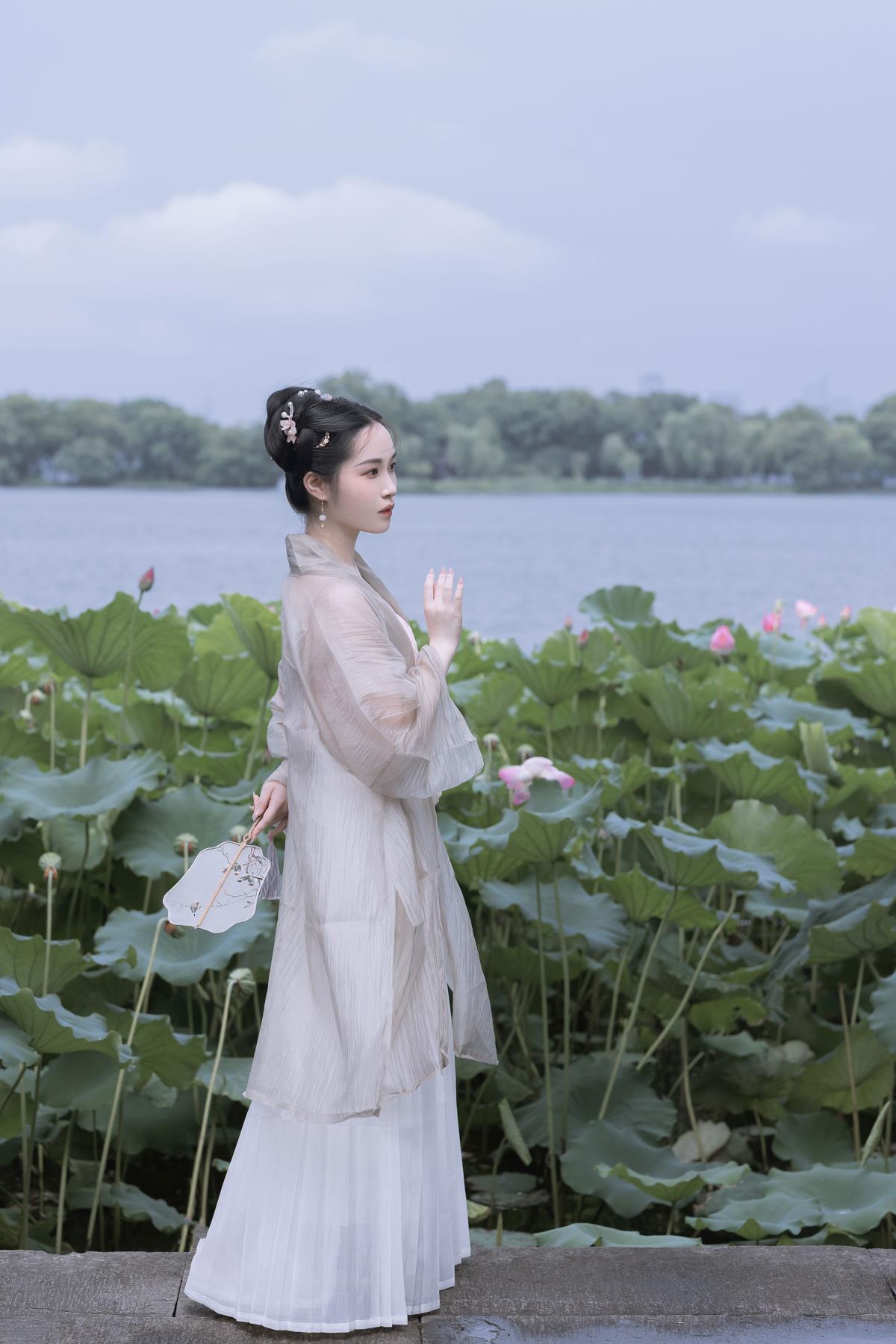 《荷香古韵：叶上初阳干宿雨，水面清圆风荷举，清冷古装美人如画》 （将提取的关键信息组合成一个富有古典意境，描绘清冷古装美人在荷香情境中的标题，你可根据需求修改调整）