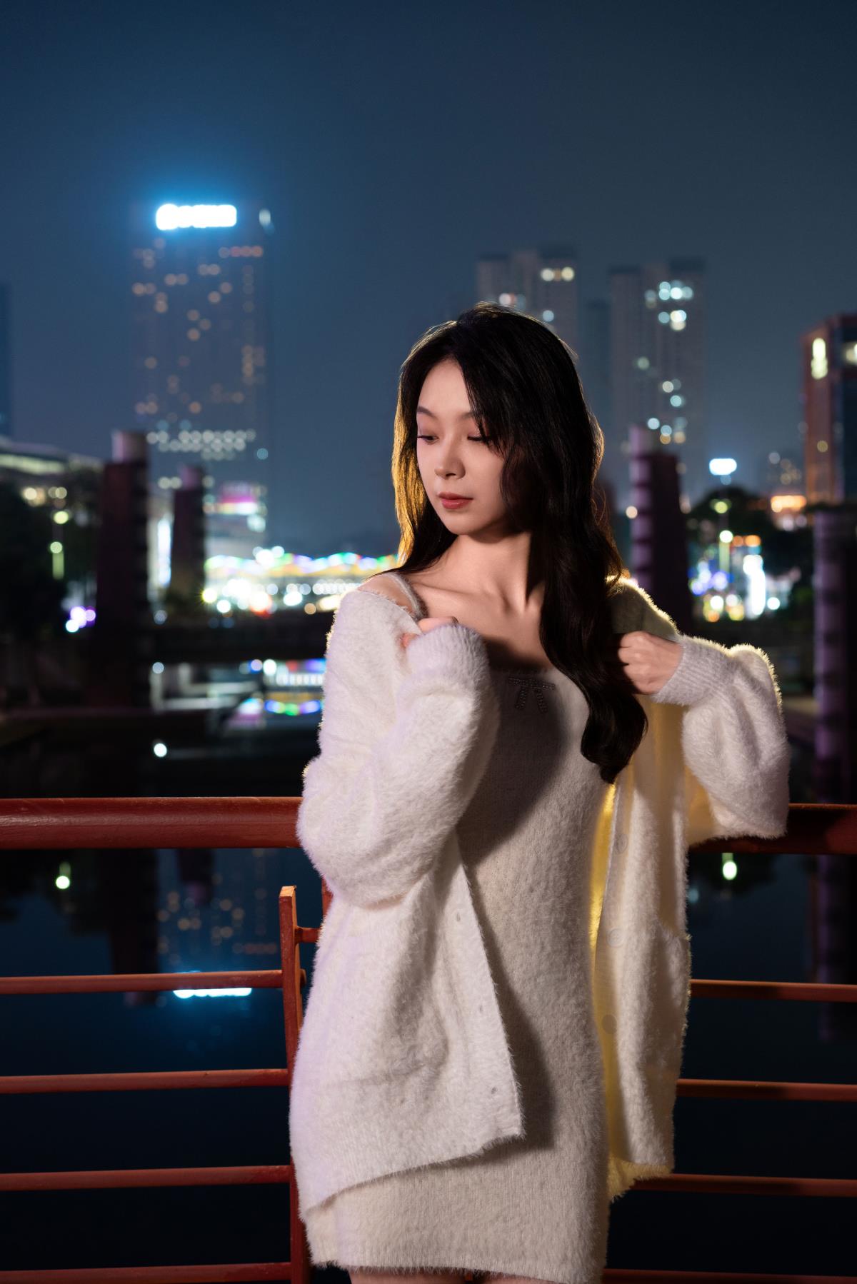 夜深邻家少女：眸光宛转诉深情，夜景藏韵梦亦轻