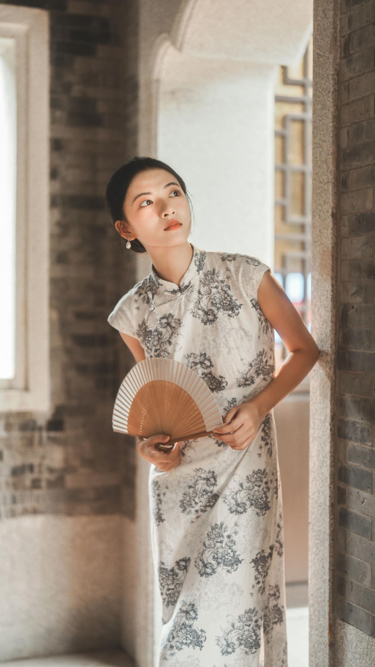 《细雨中的中式园林旗袍雅韵》