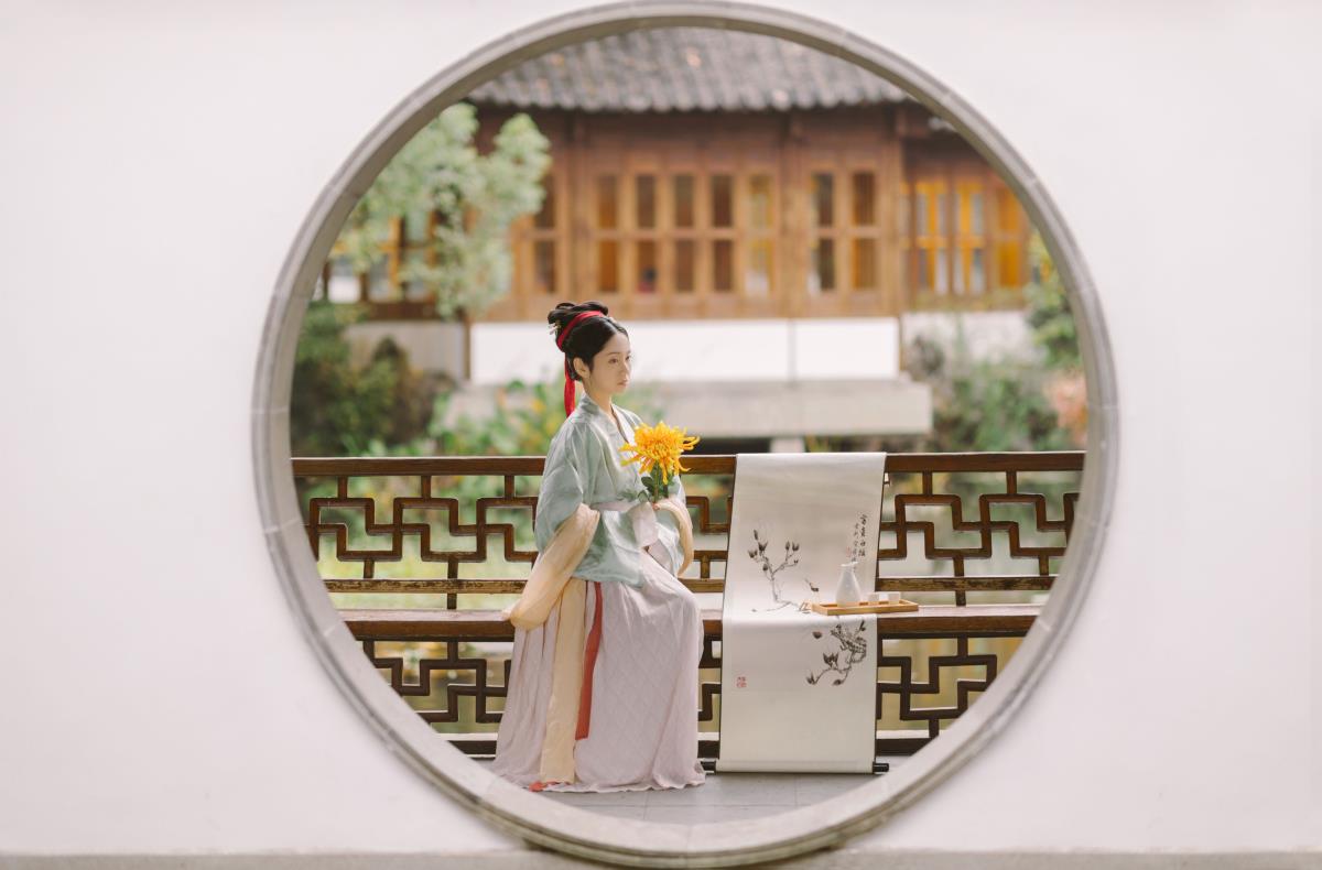 山水风月皆不及眼前心上人，伊人眉眼如画似芙蓉