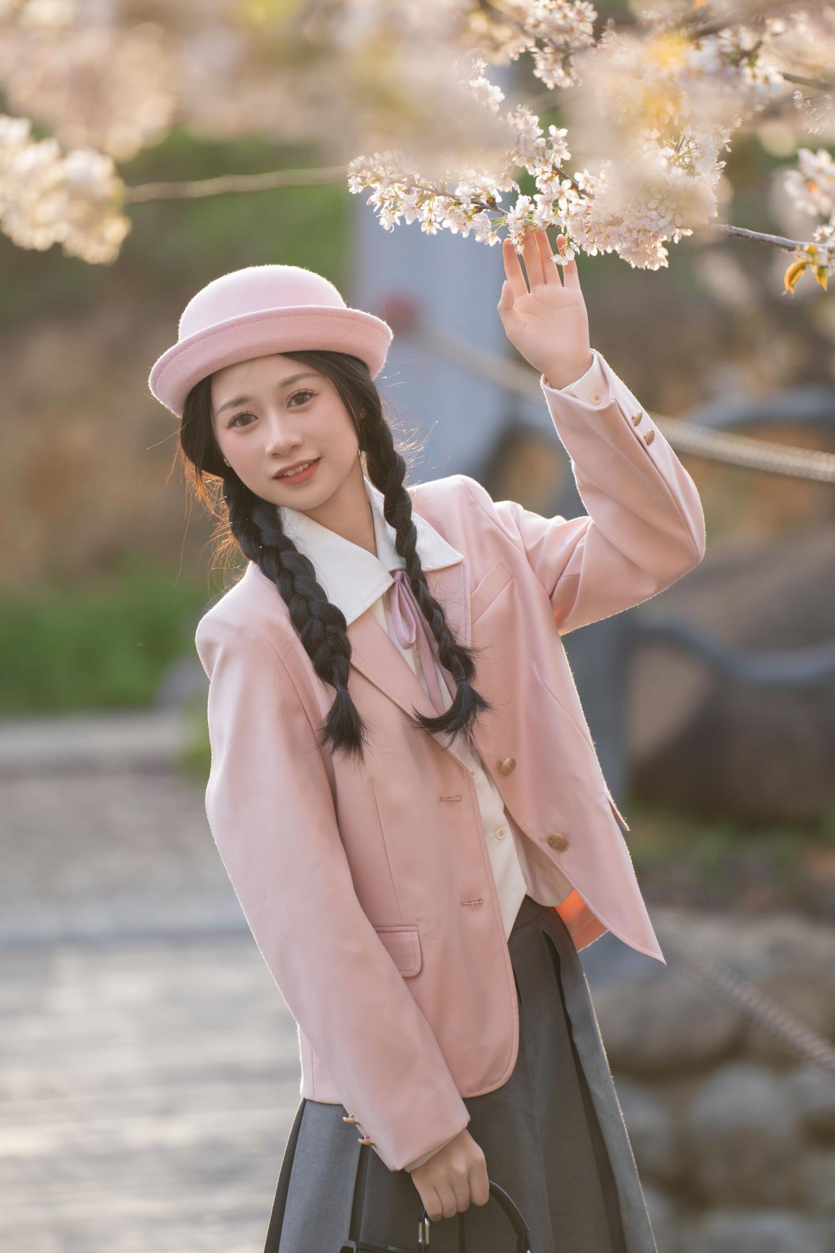 《樱树下，粉樱与JK少女共舞的灵动时光》