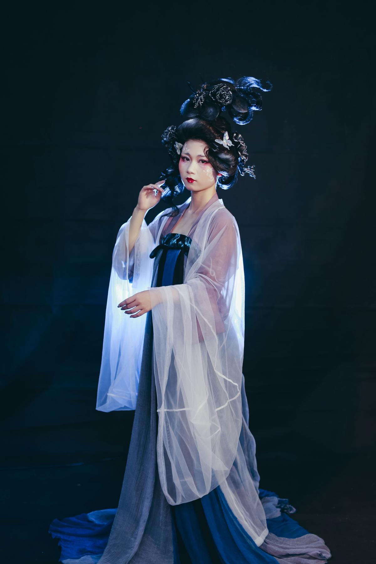 《黑山老妖与古风汉服的交织》 解析：将“黑山老妖”与“古风”“汉服”相结合，突出了一种奇幻与传统元素交织的感觉，富有意境且能吸引读者对相关主题的兴趣。