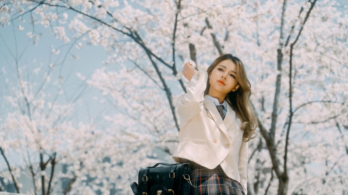 《春风与我皆过客，邂逅染井吉野樱的春日浪漫》 （结合了“我与春风皆过客”以及“又见染井吉野樱”等元素，营造出一种浪漫的春日氛围） 或者 《JK 校花的春日邂逅：我与春风共赴染井吉野樱之约》 （加入了“JK”“校花”“春天”等元素，使标题更具场景感）