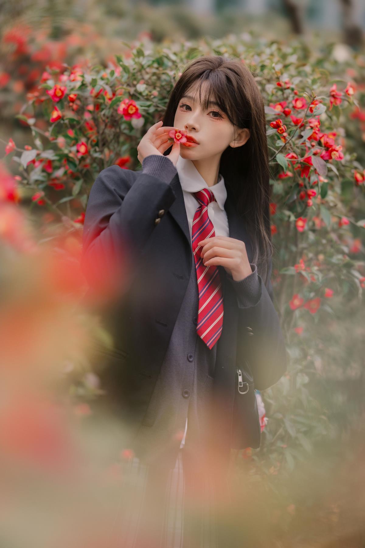 《长焦镜头下的JK少女与山茶花秘密》