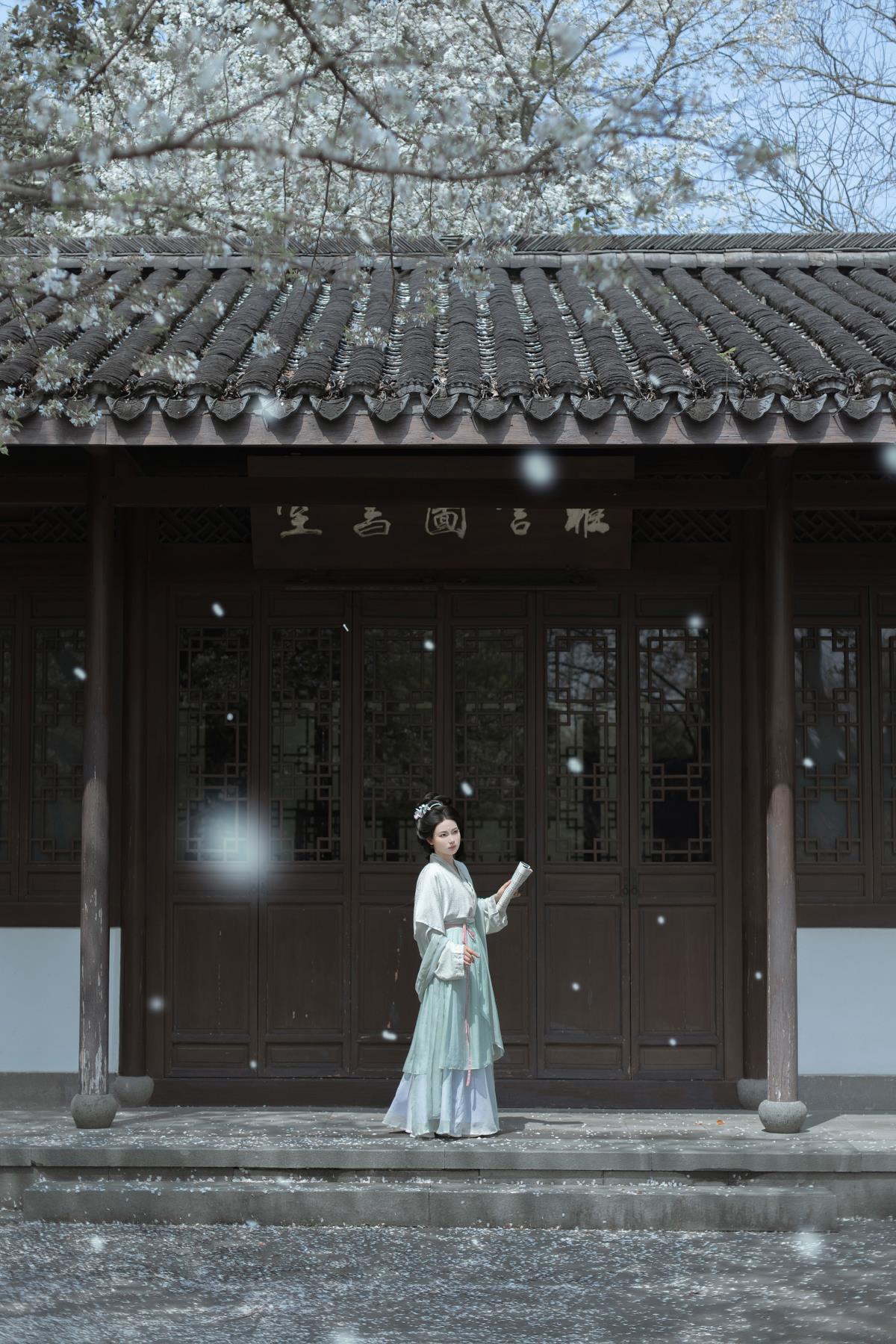 庭前雪落，帘卷樱花似月，谁倚小红亭？