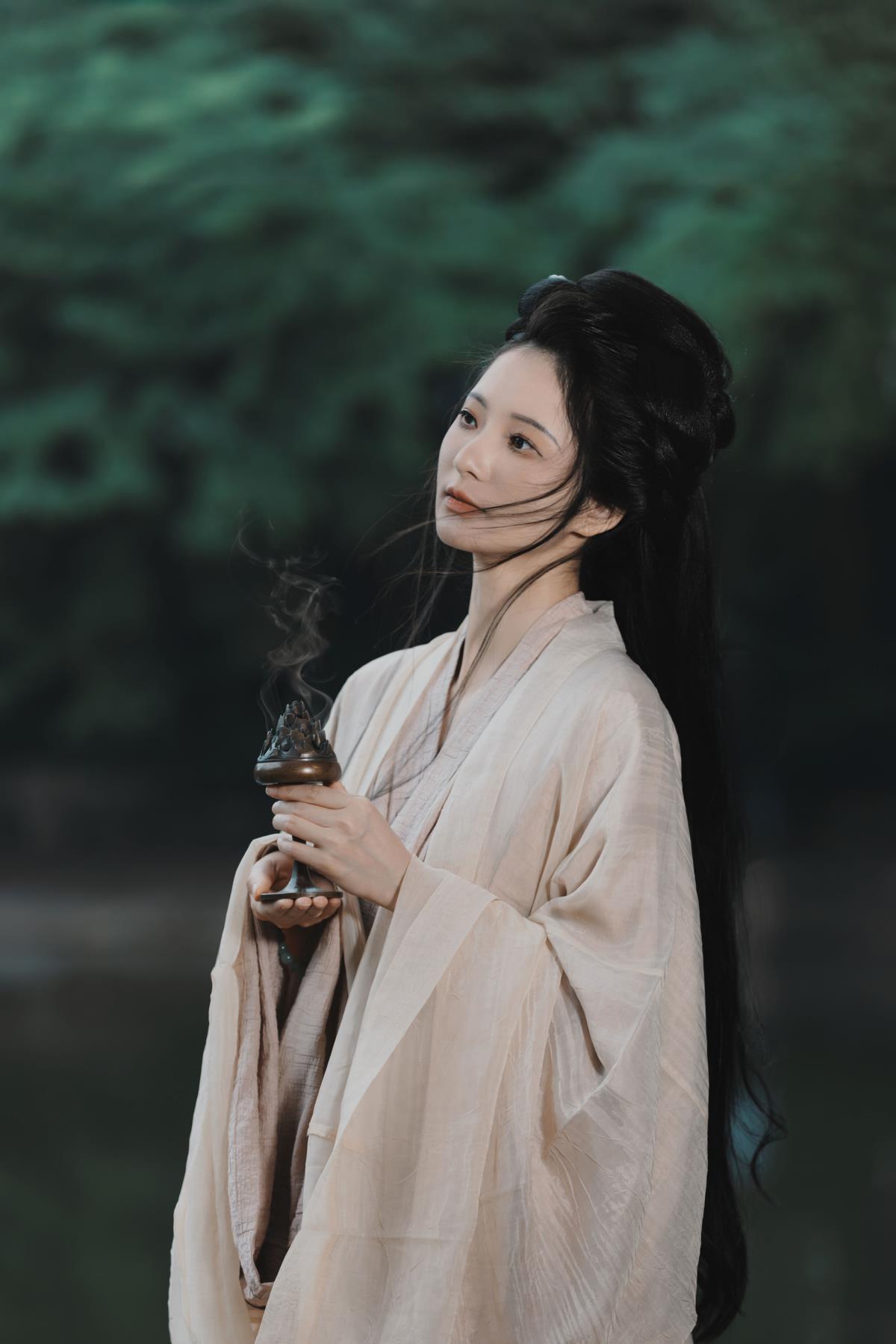 观风与月舒，常喜愿安度流年 观风月，守如常愿安 风月舒处，喜愿常安 喜如常愿安，沐风赏月时 观风月间，喜愿守常安