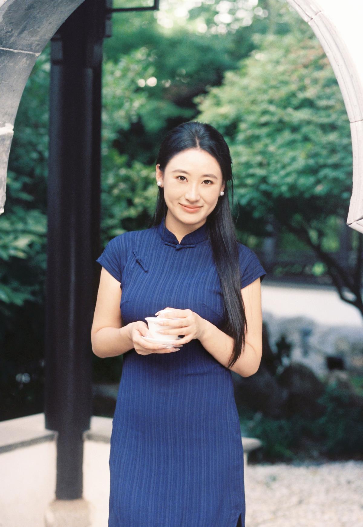 《清清浅浅胶片色，中式清冷旗袍韵》