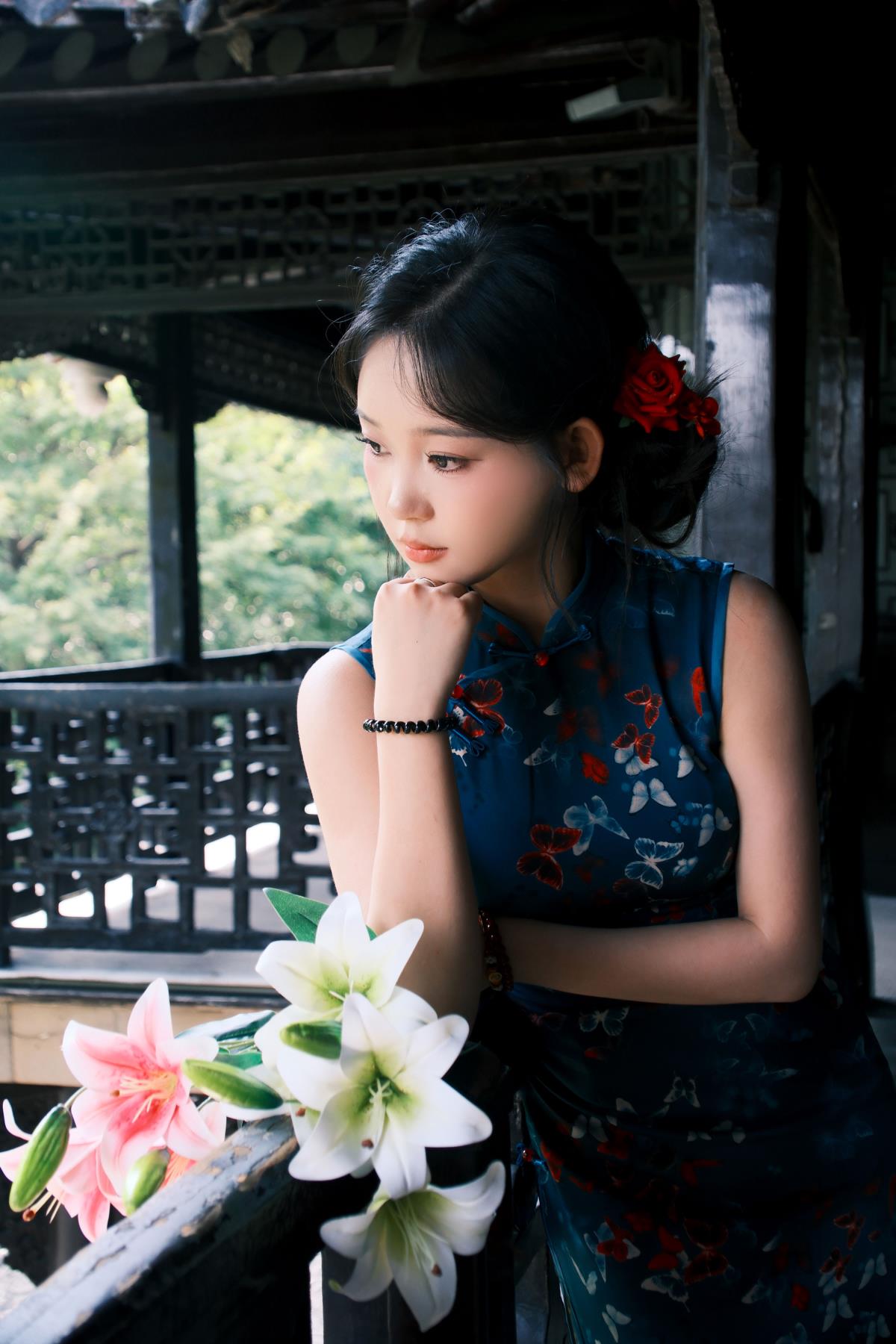 韵是东方骨，旗袍演绎中式氛围美学