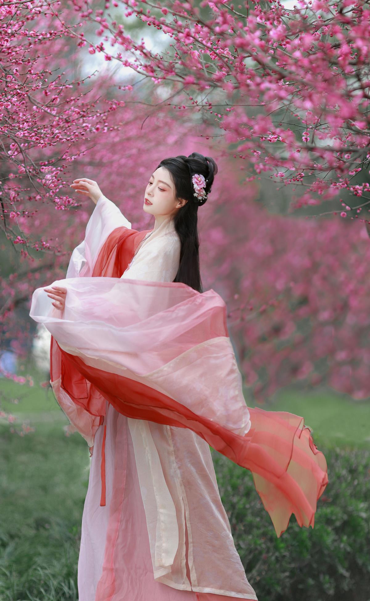 红梅：雪霜未尽态，不肯十分红