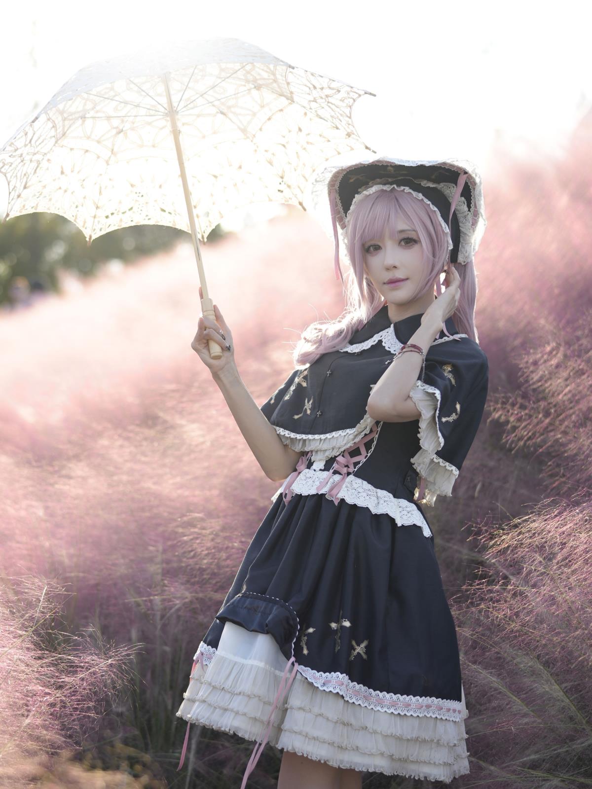 《粉黛花畔，洛丽塔的温柔与喜悦》 或 《洛丽塔与粉黛花海的梦幻交融》 或 《童话精灵与粉黛花海中的洛丽塔》