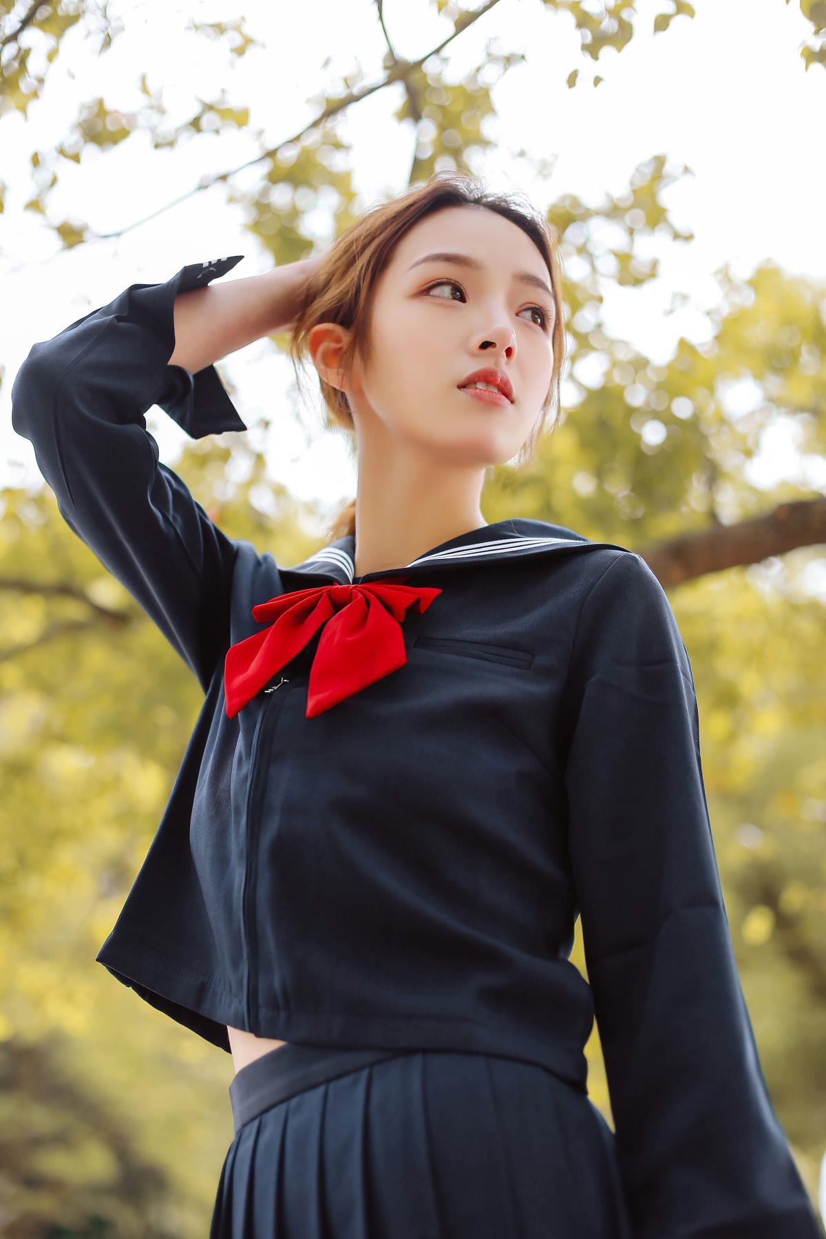 《校服裙摆间的青春与校花水手服的诗意》 或 《青春裙摆：校花与水手服的梦幻交织》 或 《校服裙摆轻舞，邂逅校花水手服的青春时光》