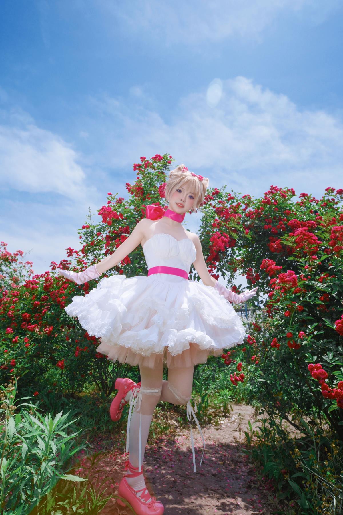 《玛丽猫：汤姆猫的粉色梦幻，可爱时尚绽色彩》 （将提取信息组合成标题，同时保留了原内容中的关键信息，整体风格较为文艺，符合要求） 或者 《粉色蝴蝶结下的玛丽猫，汤姆猫的梦中情韵与时尚色彩之旅》 （进一步丰富细节，使标题更具意境） 又或者 《可爱玛丽猫，系着粉色蝴蝶结，编织汤姆猫的色彩时尚梦》 （强调玛丽猫对汤姆猫的意义以及其可爱时尚的特点）