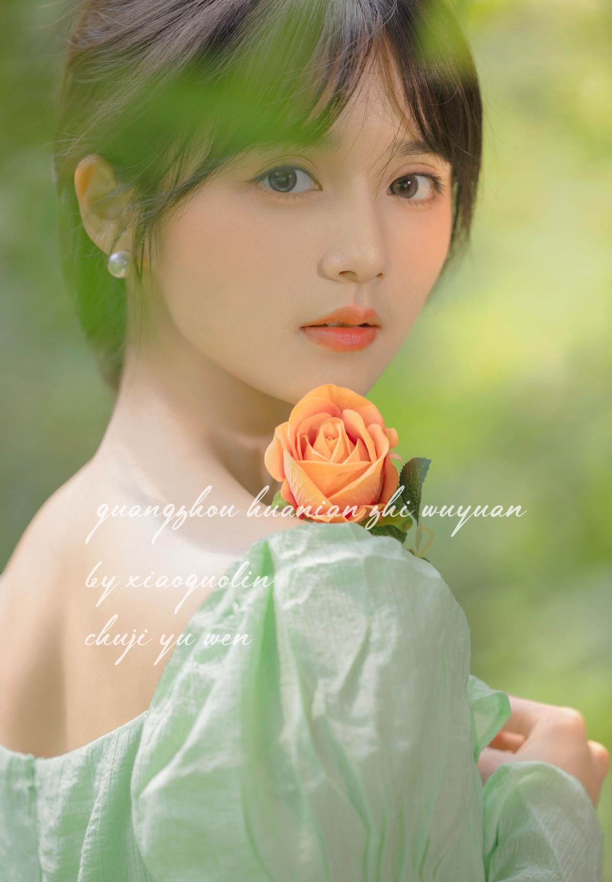 《温柔阳光倾洒，邂逅静谧森系治愈时光》 或 《森系清新间，温柔阳光轻抚脸庞的治愈意境》 或 《静谧树林里，温柔阳光编织的美好治愈画卷》