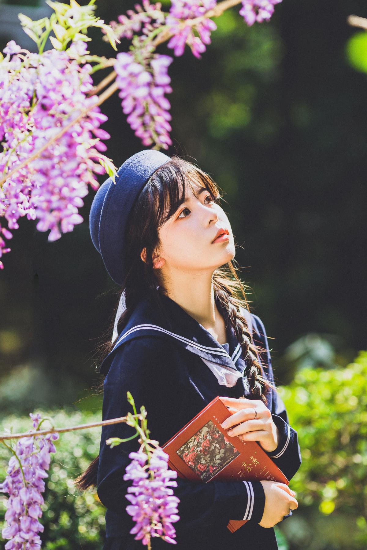 《JK少女的春日浪漫：裙摆、繁花与明媚笑容》