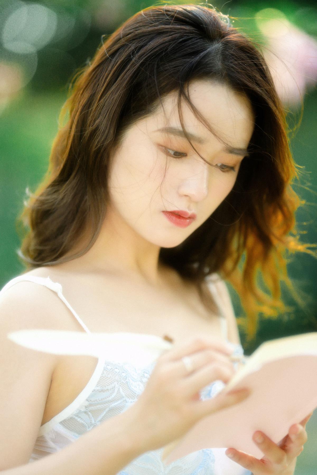 月光女孩与浪漫光影：夕阳下的胶片之约