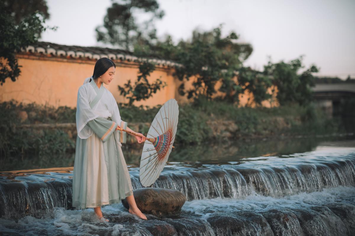 《亲子共赴田园间，采茶赏景品古风》 解释：“茶园，蔬园依水石，茅屋带烟霞。”描绘出一幅田园风光，“亲子”点明了主体人物关系，“古风”增添文化韵味，“田园”和“采茶”是具体活动场景，组合成标题既涵盖了这些关键信息，又富有文艺感和意境，展现出亲子在田园间体验采茶等活动，感受古风韵味的美好画面。