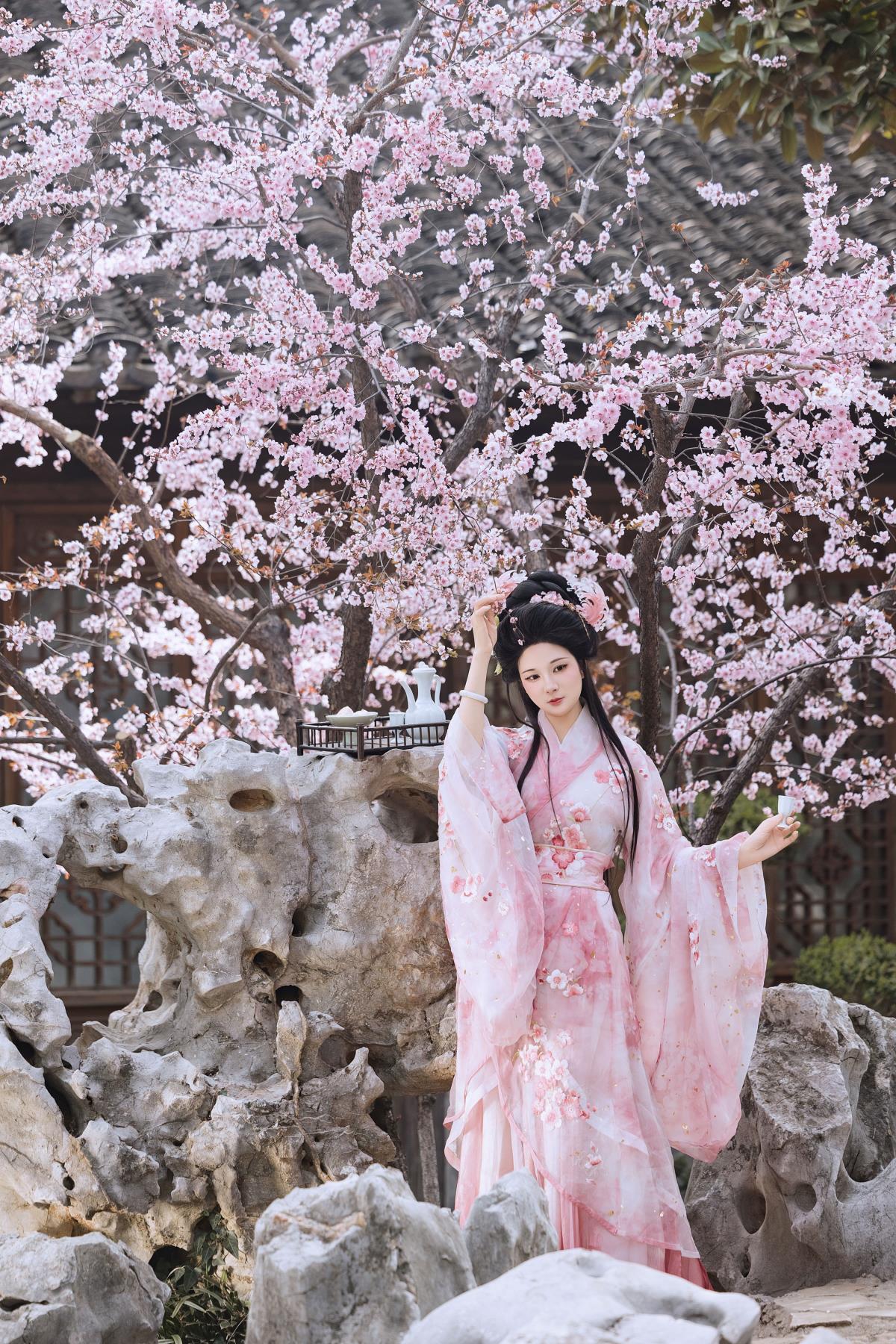 花下饮酒，佳人于园林间共赏白云聚散与无尽酒卮