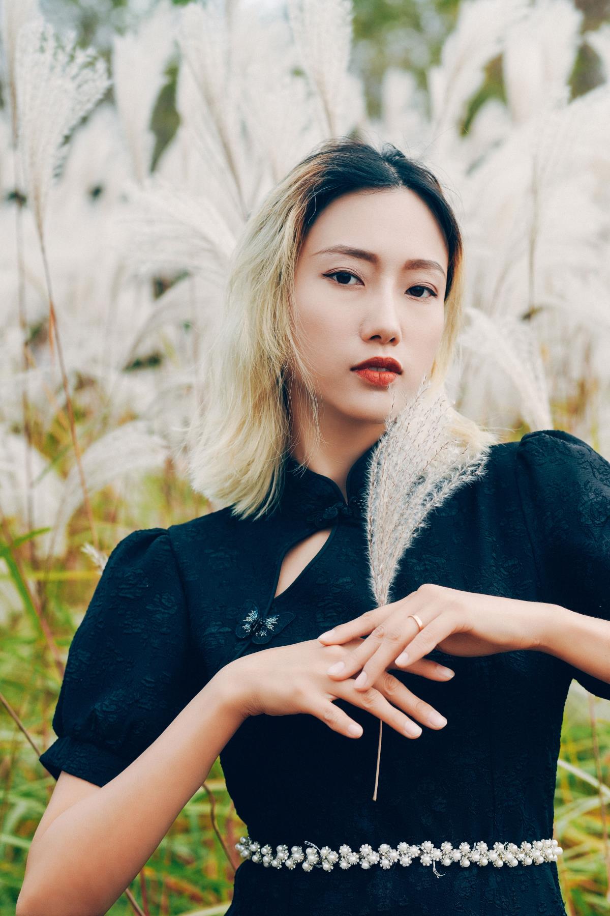 守望芦苇岸，旗袍韵里的优雅风情