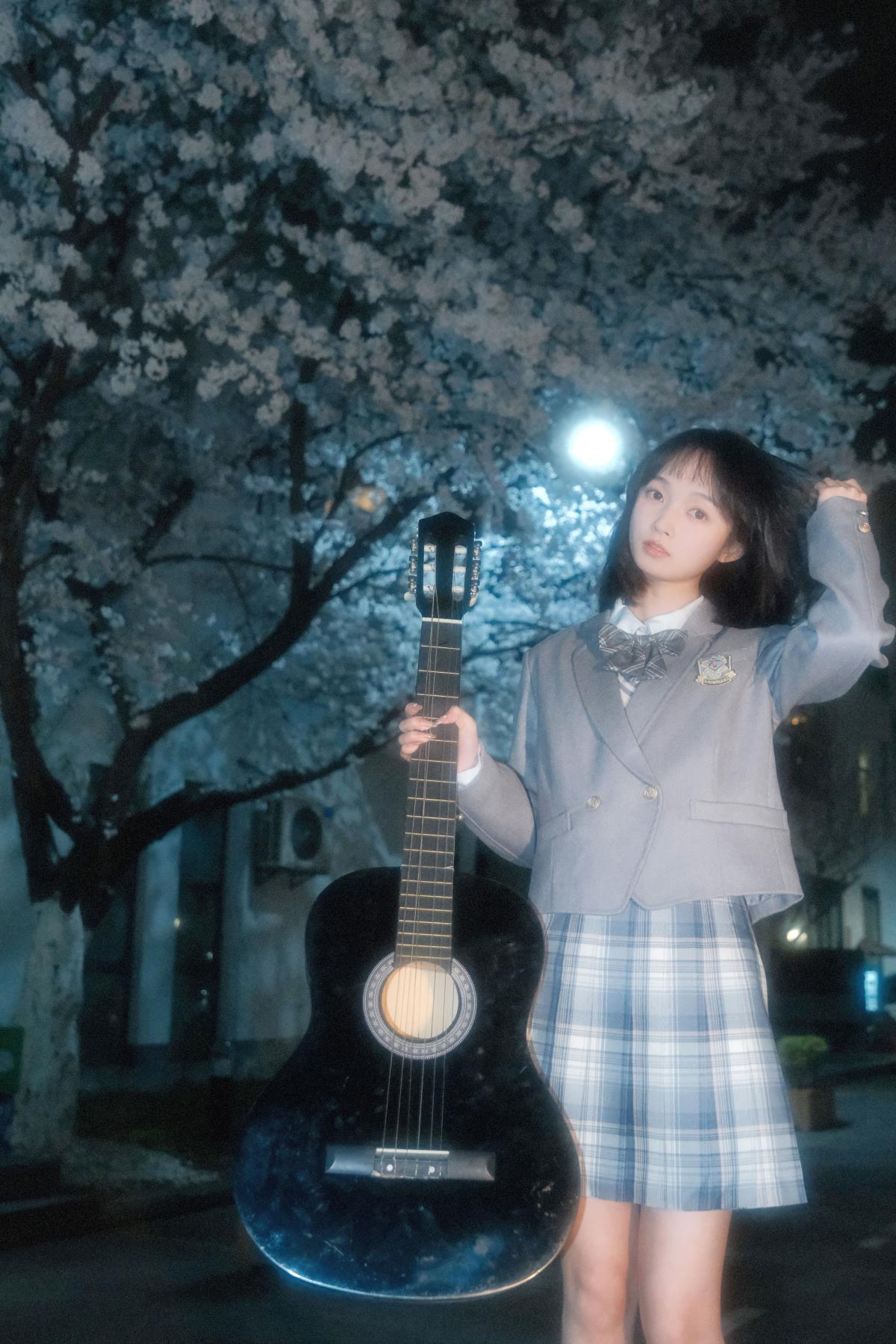 《樱色赠你，不负人间烟火》 解析：原句中“我栽一段樱色赠你，好让你不逊于这人间错过烟火”富有诗意和文艺感，提取“樱色赠你”与“人间烟火”组合，形成一个有画面感且充满意境的标题，体现出少女在樱花夜景中的美好与诗意。