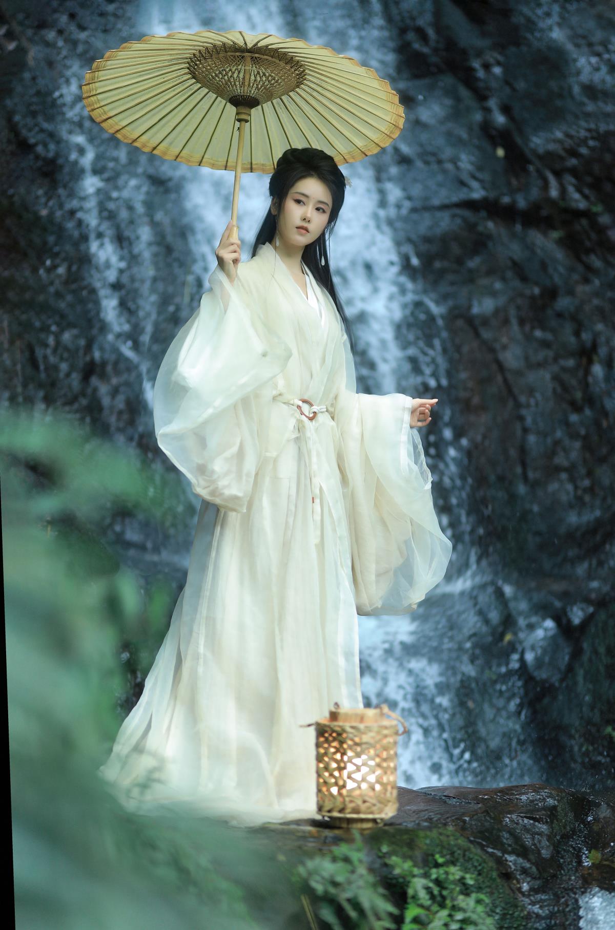 山月寻云，瀑映魏晋清冷意