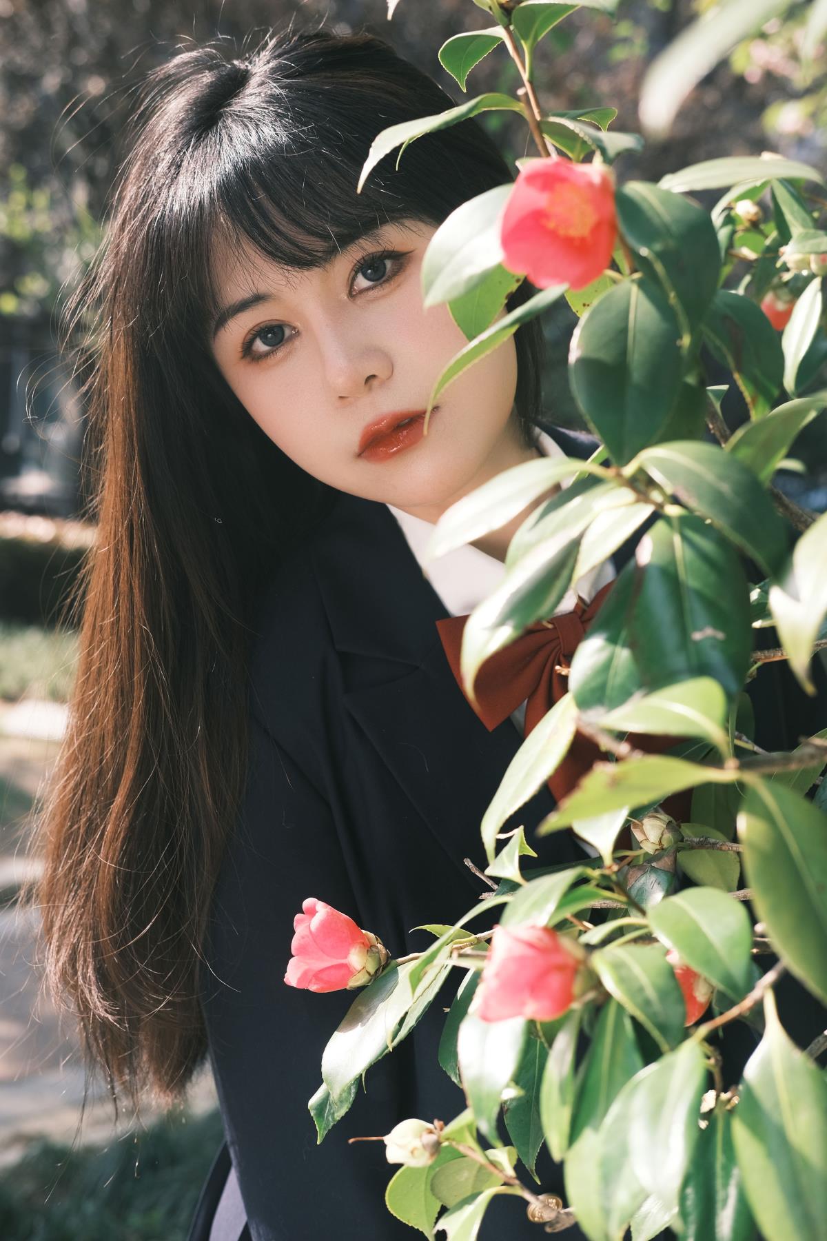 《JK 女生与山茶花：灿烂时的整朵掉落》