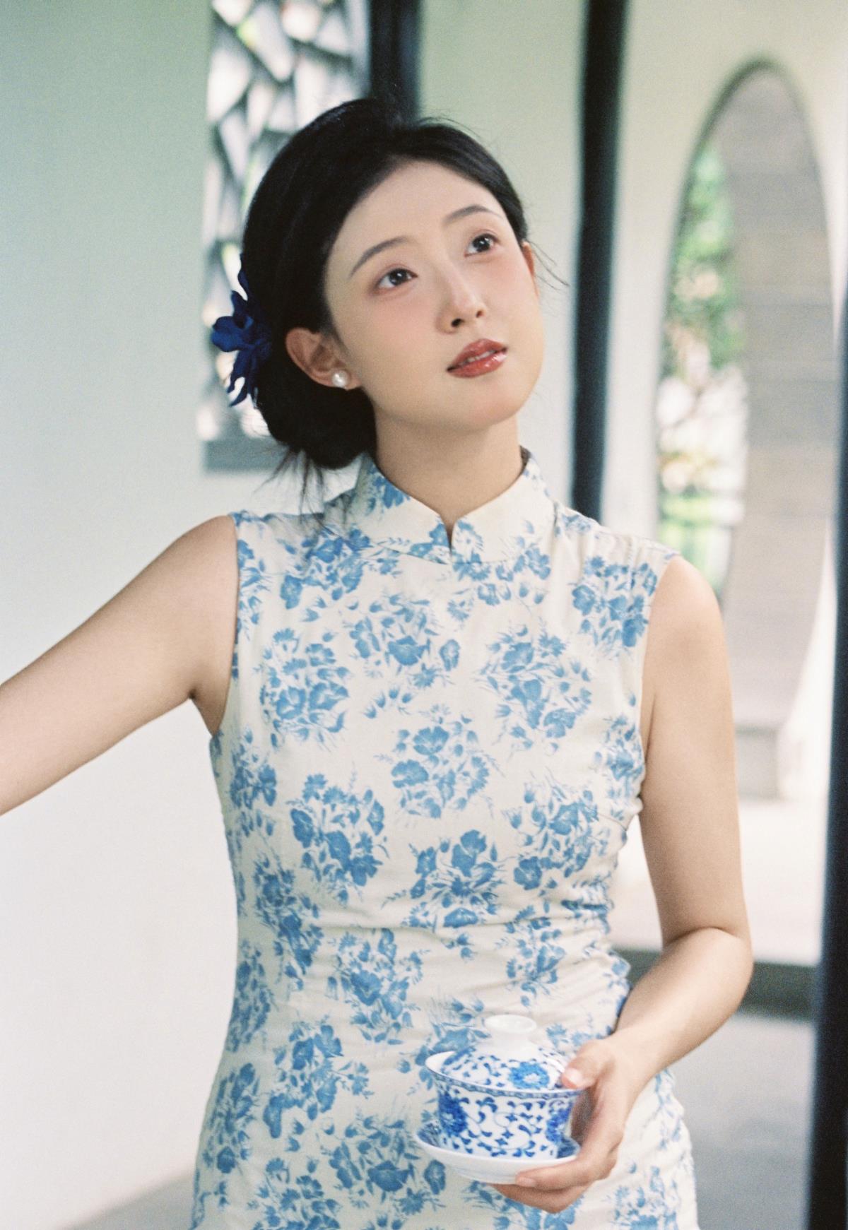 《传世青花烟雨间，旗袍丽影等君来》 （将“如传世的青花瓷，天青色等烟雨而我在等你！”简化为“传世青花烟雨间”，“中式,优雅,旗袍,胶片,”提取关键元素“旗袍”，并结合整体意境创作标题） 或者 《天青烟雨韵，旗袍胶片情》 （提取“天青色等烟雨”为“天青烟雨韵”，“旗袍”“胶片”结合成“旗袍胶片情”）