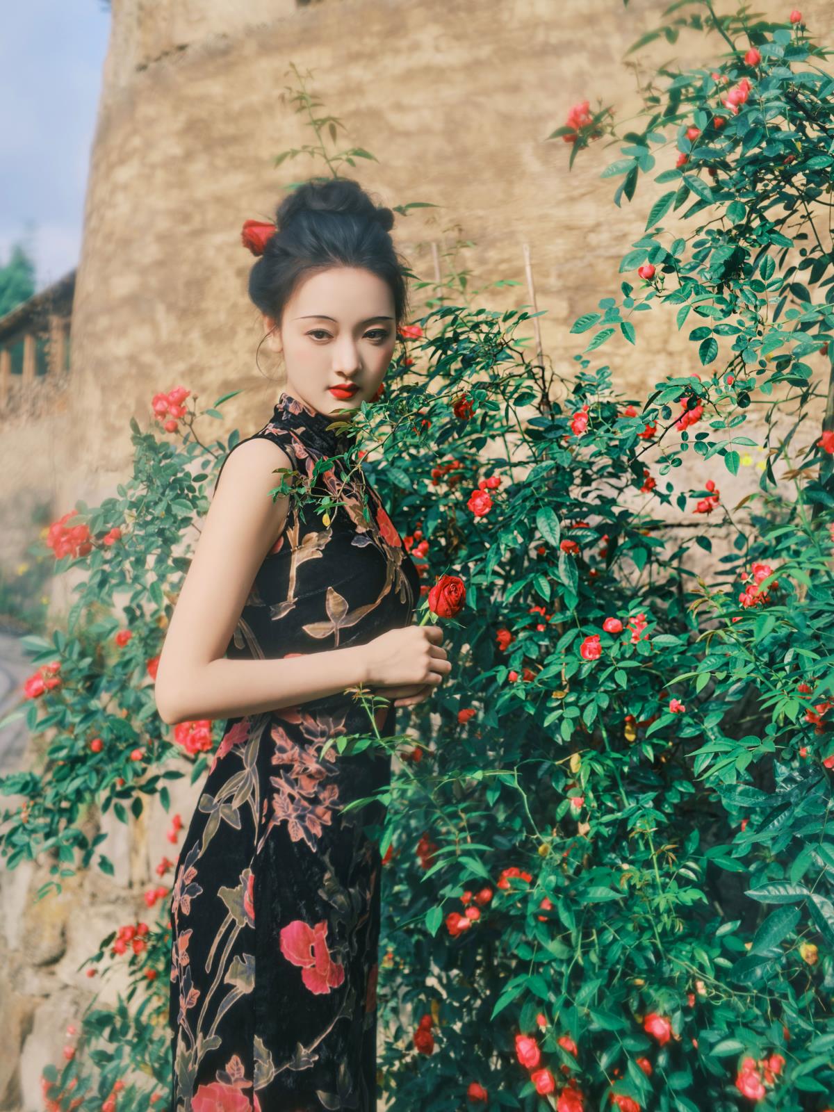 《旗袍女子持红玫瑰，绽东方雅致浪漫》