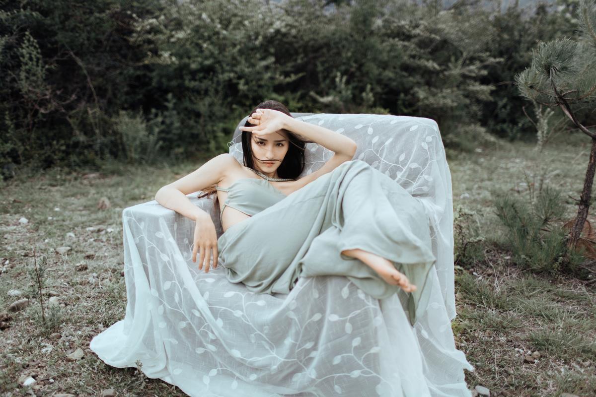 如你一般，隐匿于山林意境间的女明星