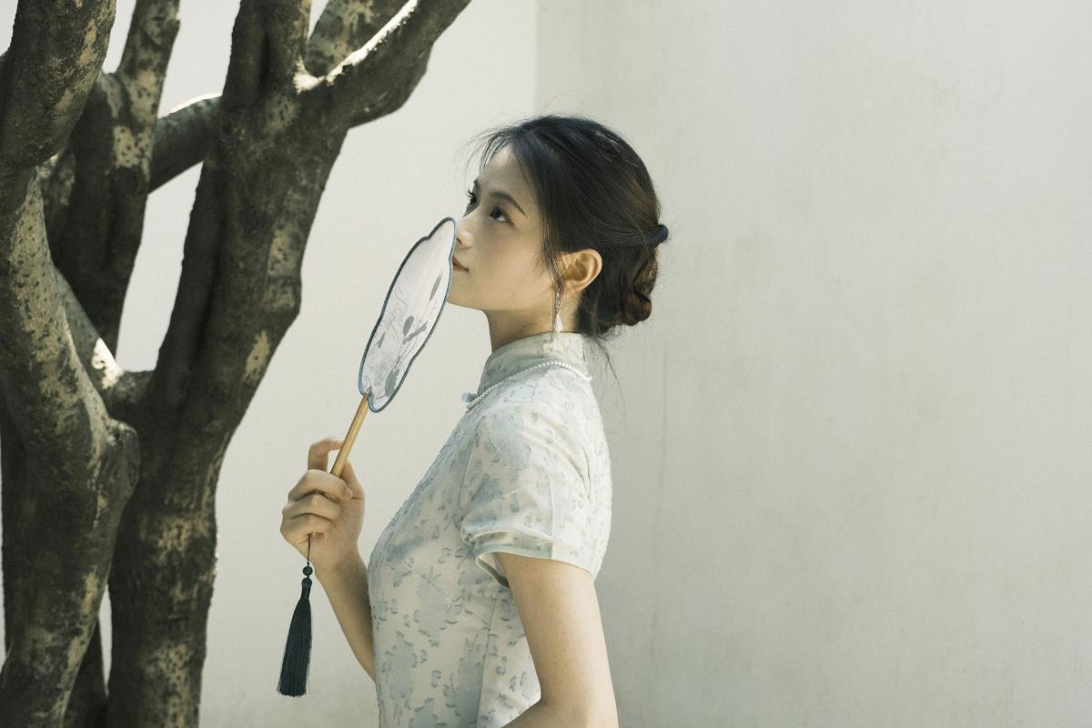 《江南情韵：古典旗袍下的痴心与高雅》 解析：将提取的关键信息“江南”“古典”“旗袍”“高雅”“痴心”等元素组合，形成一个富有江南韵味且涵盖了古典、高雅以及情感等元素的标题，符合文艺向风格。 同时保留了这些词汇的原始风貌，未对其进行多余的修改或增添符号，满足题目的要求。 你可以根据具体需求和喜好对标题进行调整，比如：《情倾江南：古典旗袍里的高雅痴心》 或者 《江南烟雨间，古典旗袍衬痴心高雅》 等等。 希望这个标题能够对你有所帮助，若你还有其他想法或需要进一步的优化，请随时告诉我。