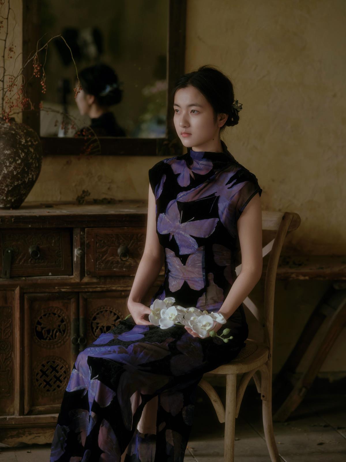 蓝蝶：破茧之姿绽东方坚毅风华，旗袍韵里的国风之美