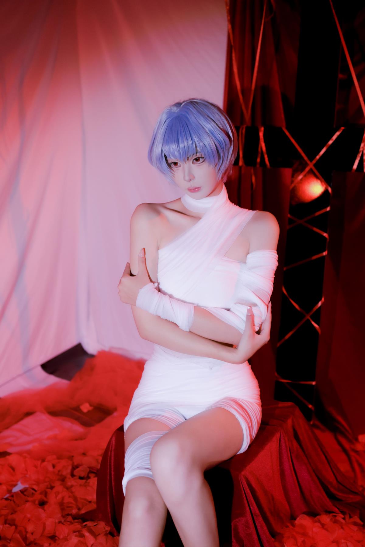 绷带下的凌波丽：性感氛围中的别样写真