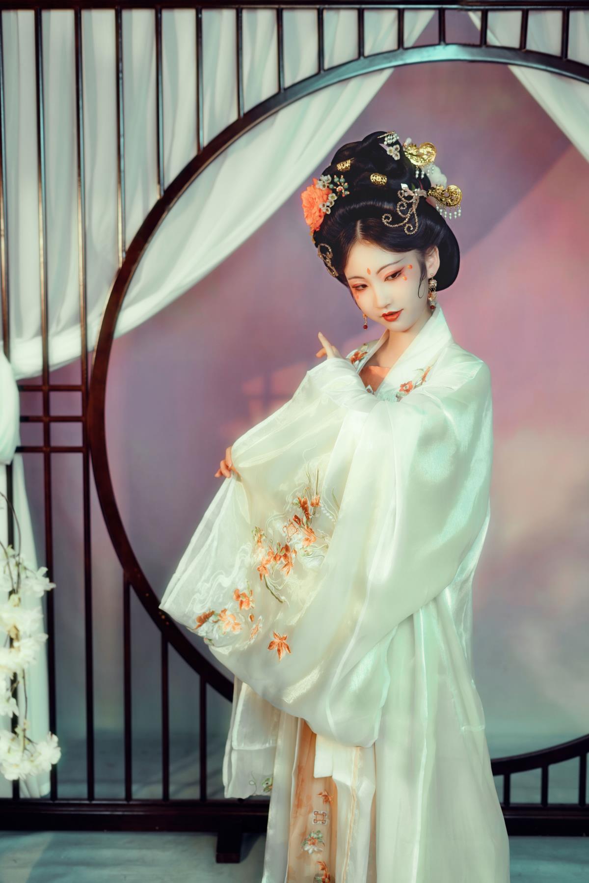 《牡丹韵，恰似西子风华；古风汉服间，尽显众芳之冠》 或 《牡丹倾世，可比西子；古风汉服韵里，独绽绝代芳华》 或 《牡丹映西子，众芳唯牡丹；穿梭古风汉服间，领略别样风情》