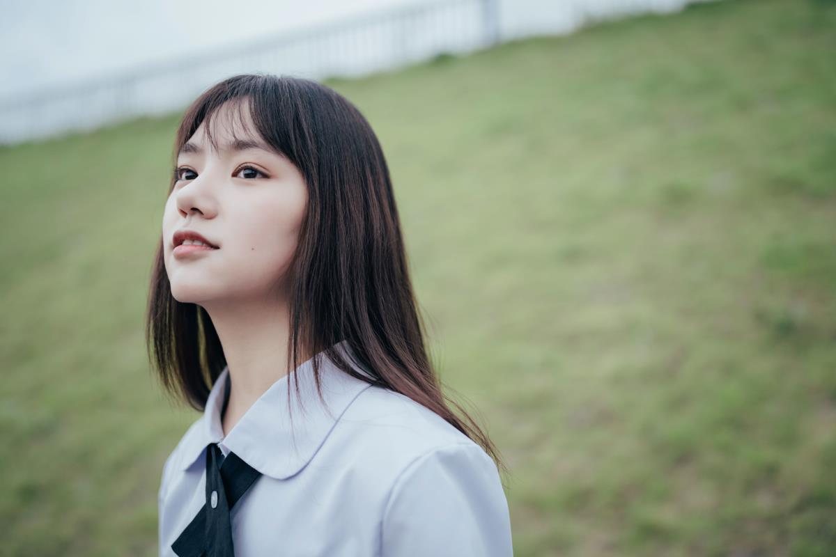 《甜妹漫步八一水库堤坝，聆听夏日清甜乐章》