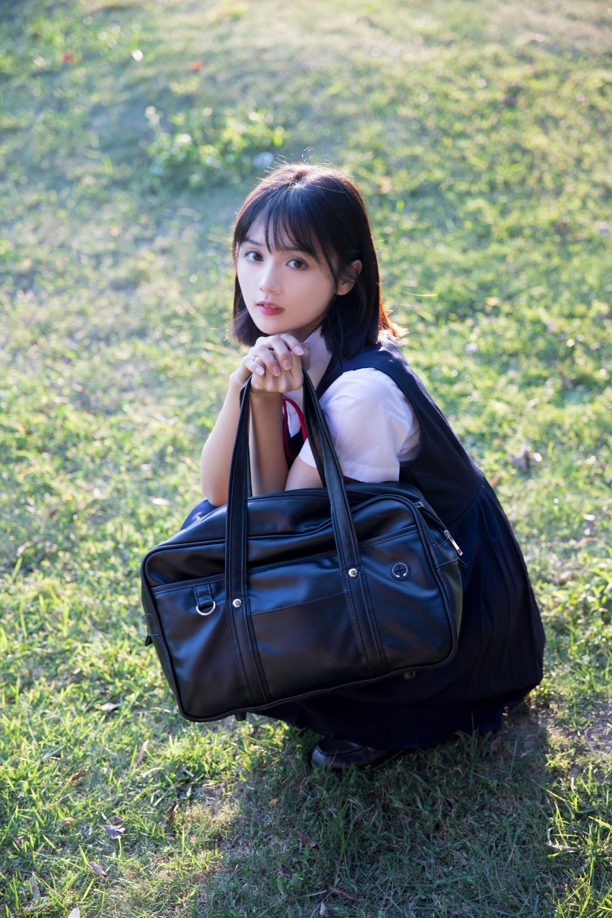 《少女心思：落叶岸边的青春恋曲》 或 《落叶岸畔，少女与爱的旋风》 或 《青春童话：少女在落叶岸遇爱》