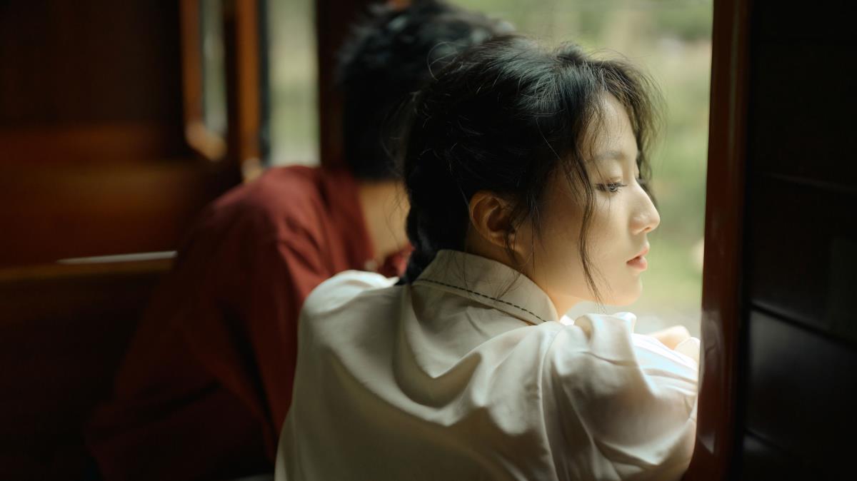 漂泊终遇爱人，复古绿皮火车上的情侣情事