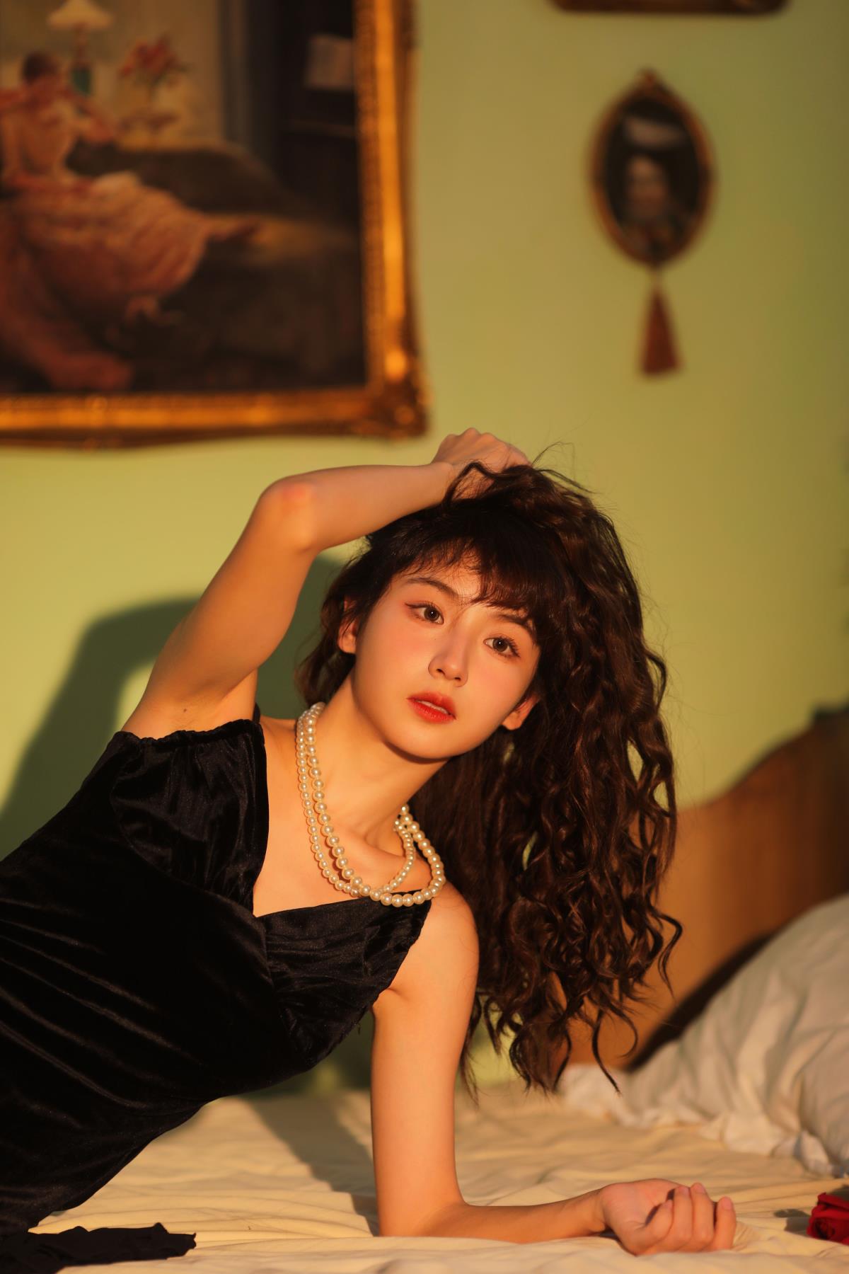 《折玫瑰，赴浪漫之约：黑色神秘与复古美人的邂逅》