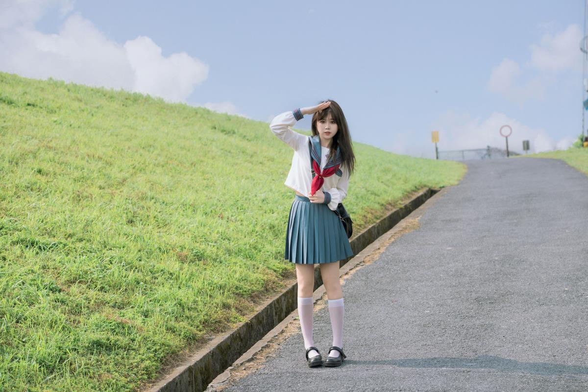 《元气水手服少女：在蓝色天空下追逐青春梦想》 （备注：因原始内容中没有HTML标签代码，所以无法按要求保留标签代码。若你后续有带标签代码的内容，请随时告知我）