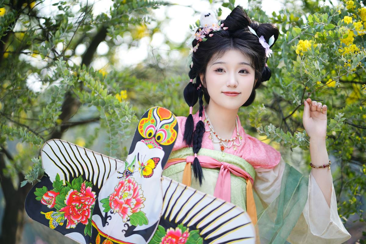 合欢花开，满庭芳与忘忧花影 解析：原内容中提到了合欢花开以及忘忧花，“满庭芳”也增添了一种诗意和意境，将这些关键元素组合起来，形成一个富有文艺风格且能体现出一定意境的标题，展现出春天里花开的美好景象。