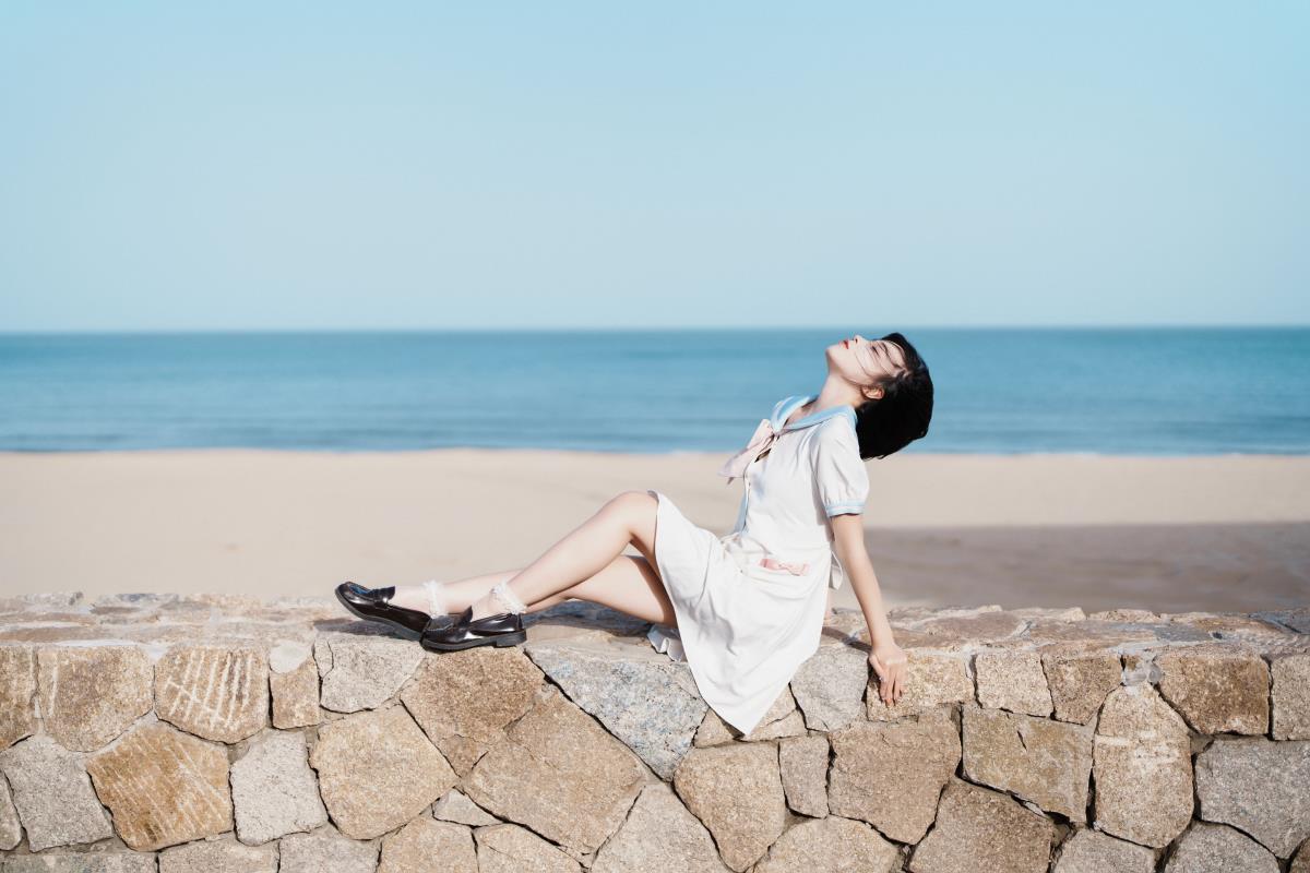 《薄荷味夏天里，阿那亚沙滩上的元气美少女》 （注：这里是根据要求生成的标题示例，原内容中没有直接可用的标题，需重新组合提炼。若要严格按照提取出的信息，可改为《薄荷味夏天，阿那亚沙滩的元气美少女》 ）