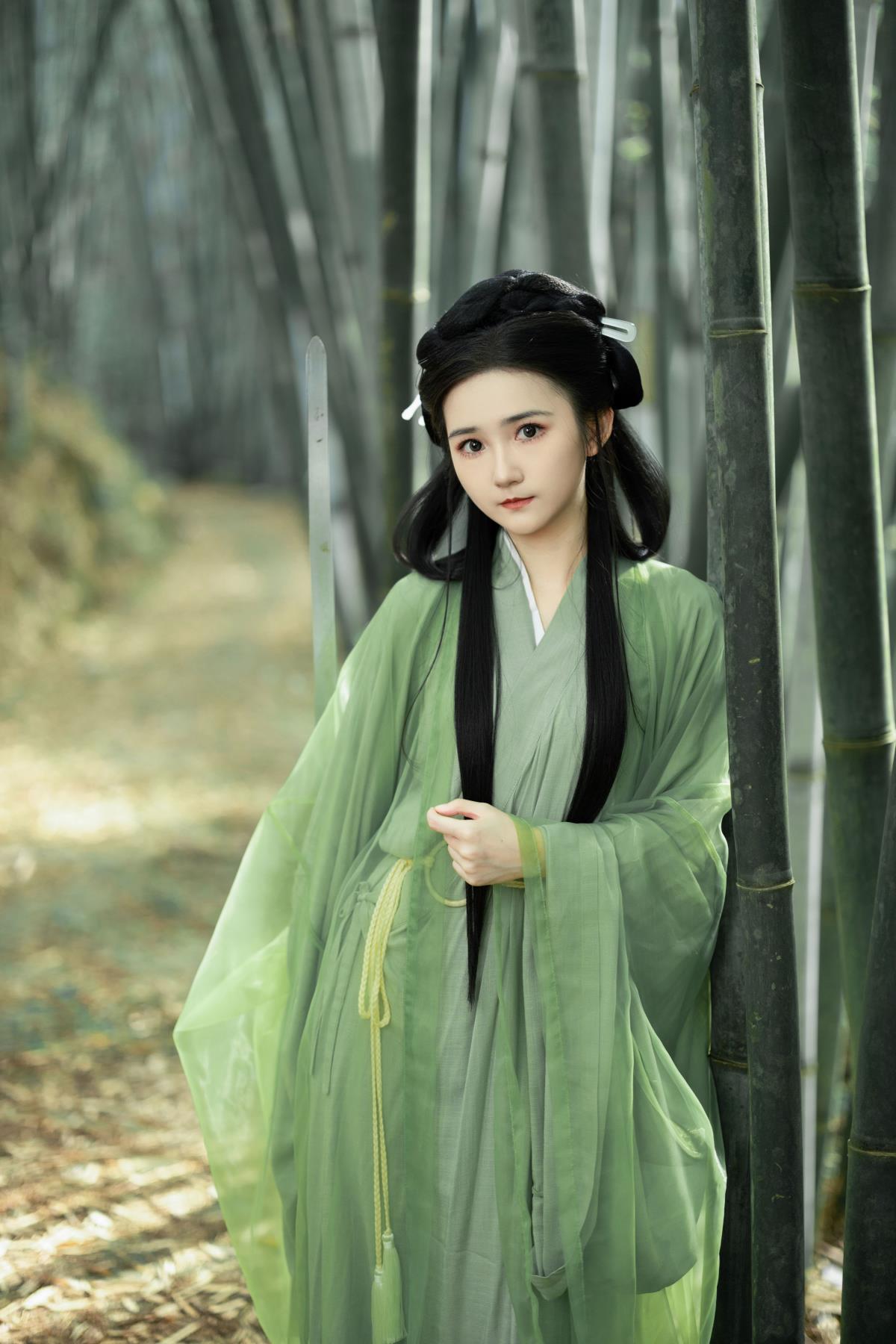 《竹林间，汉服女侠如轻云燕影般潇洒而至》