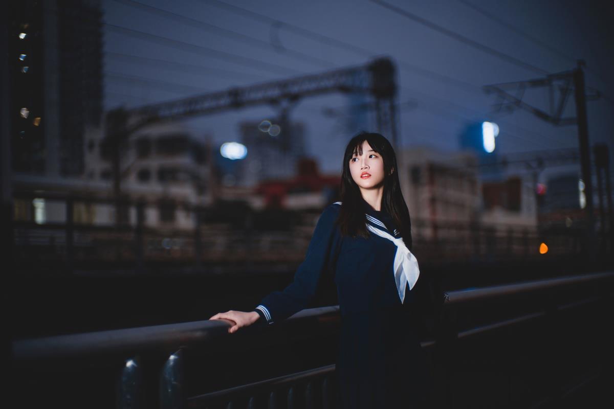 《夜路·少女·50 0.95手动镜头下的极致虚化夜景》 或 《夜路漫漫，50 0.95手动镜头定格少女青春虚化夜景》 或 《50 0.95手动镜头下，少女与夜路的极致虚化之美》 或 《夜路邂逅，50 0.95手动镜头捕捉少女青春虚化夜景》 或 《50 0.95手动镜头绘就夜路中少女的极致虚化青春图》 等 （答案不唯一，仅供参考）