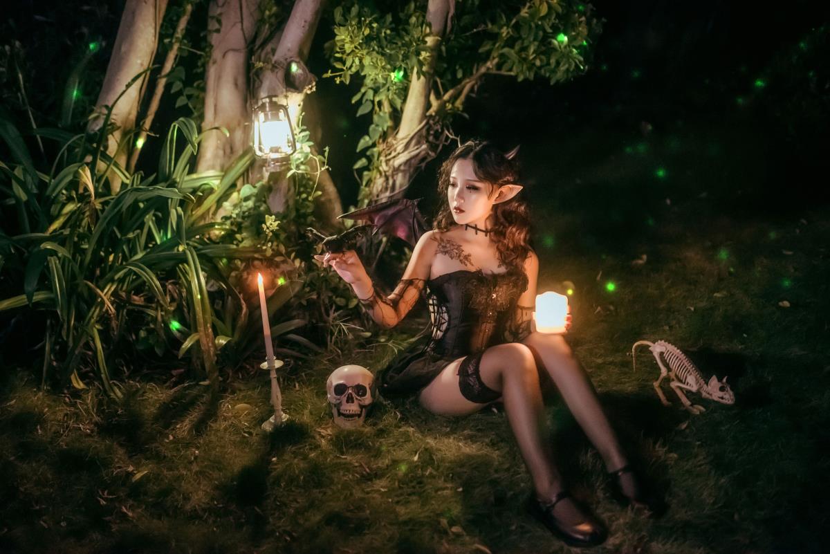 暗夜精灵：光影下的孤独仿徨与 Cosplay