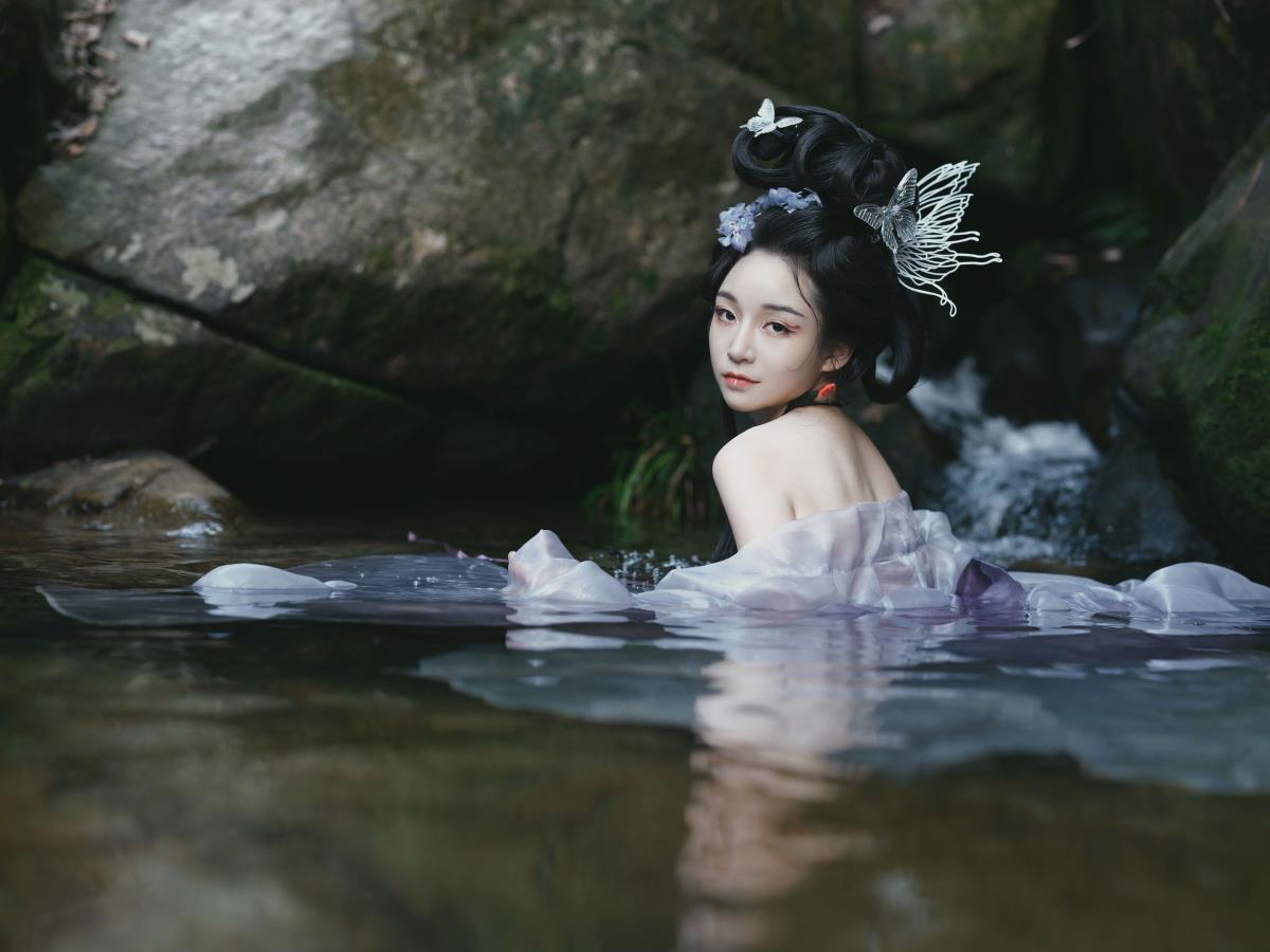 《化蝶：作茧自缚，破茧成蝶，邂逅仙女于古风小溪山林间》