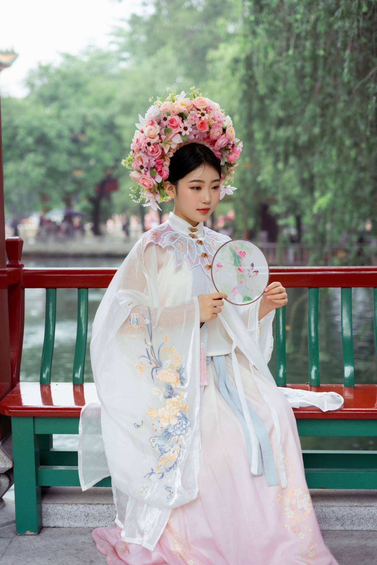 《簪花古韵，邂逅今世绝美风华》 或 《簪花入怀，共赴古风汉服的漂亮之约》 或 《古风汉服间，簪花点亮今世漂亮》